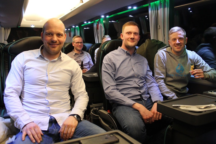 Gute Laune im Werderbus (Vordere Reihe v.l.): Stefan Sieverding, Patrick Asbrede und David Kleier. Foto: Heinzel