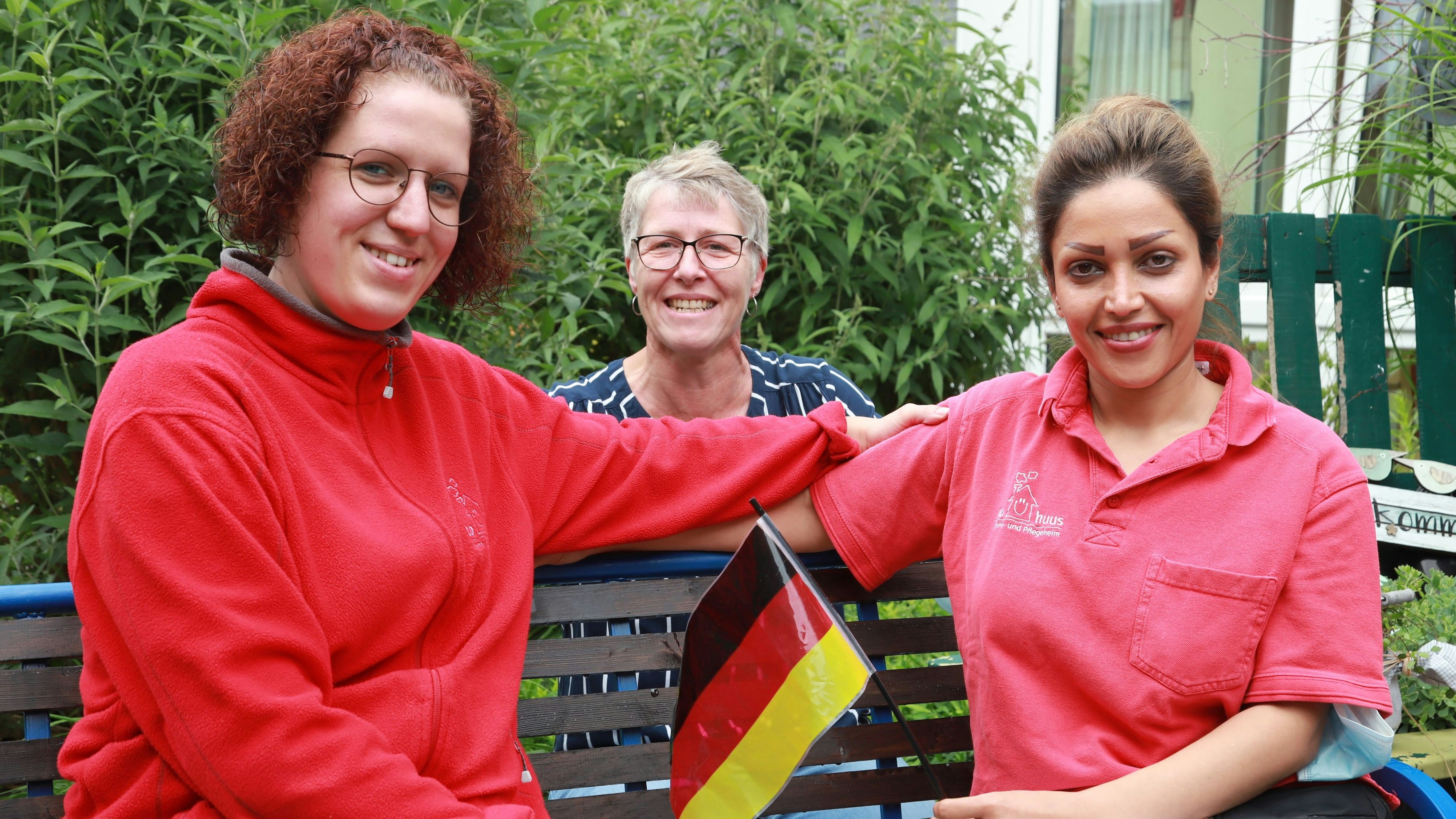 Lebt seit 8 Jahren in Barßel: Zahra Sheybani (rechts) droht die Abschiebung. Das würden die Arbeitskolleginnen Sabrina Jansen (links) und Pflegedienstleiterin Mechthild Hannebohn sehr bedauern. Foto: Passmann