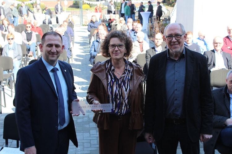 Schlüsselübergabe (von links): Bürgermeister Witali Bastian, Schulleiterin Petra Hensen und Architekt Georg Wieghaus. Foto: Heinzel