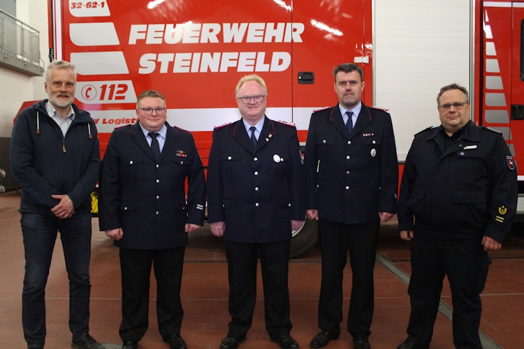 Jürgen Sterzenbach (Mitte) wurde für 25 Jahre Mitgliedschaft in der  Feuerwehr geehrt. Bei der Auszeichnung anwesend (v.l.) Hendrik Brase (Gemeinde), Kris Taylor (stellv. GBM), Jan-Hendrik Bahlmann (GBM) und Regierungsbrandmeister (RBM) Udo Schwarz. 