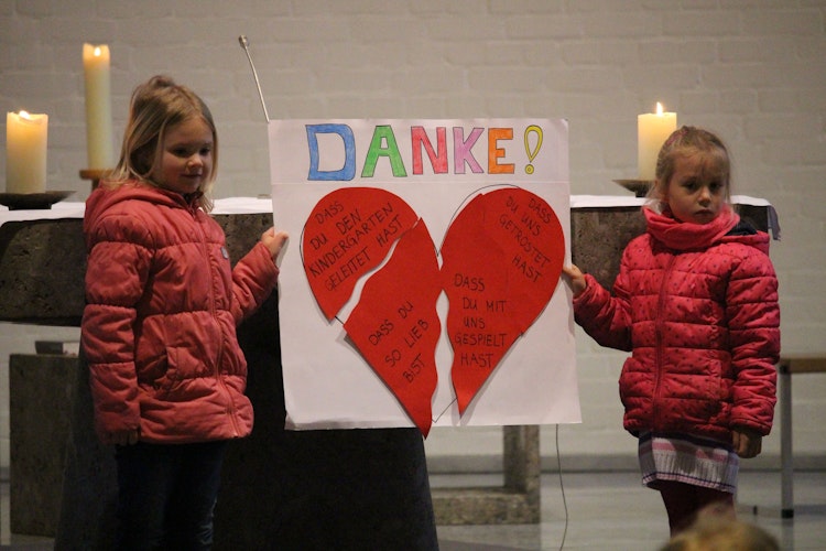 Lea (links) und Livia (rechts) haben zusammen mit weiteren Kindern den Gottesdienst mitgestaltet und Silvia Döller gedankt. Foto: Heinzel