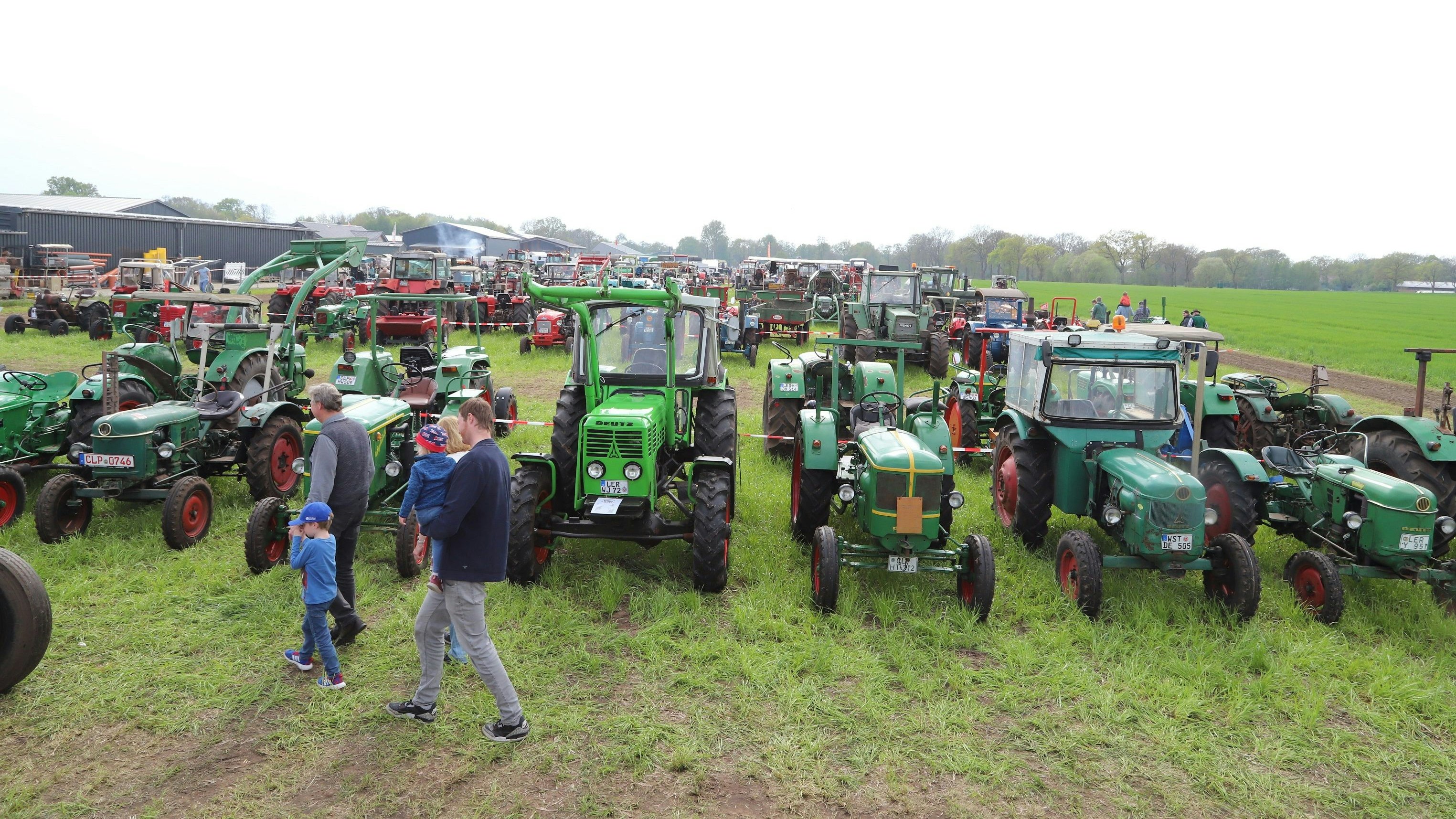 Viel altes Blech wurde für die Treckershow herausgeputzt: Etwa 250 Traktoren gab es in Altenoythe zu bestaunen. Foto: C. Passmann