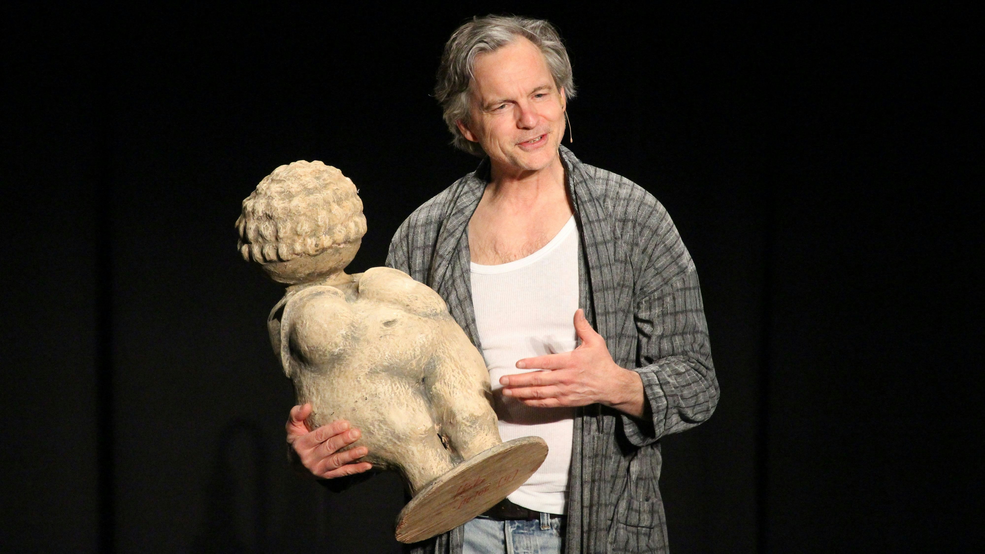 Tom (Felix Theissen) präsentiert ein Modell der "Venus von Willendorf" - einer "prähistorischen Heidi Klum". Foto: Heinzel