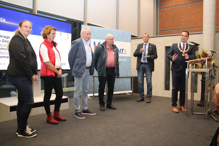 Ehrenamtliches Engagement: Bürgermeister Kristian Kater (rechts) würdigte die Arbeit von Nicole Behrens, Otto Bocklage, Marianne Zeglin und Dirk Heinemann (von links). Pressesprecher Herbert Fischer hielt die Auszeichnung zur Übergabe parat.