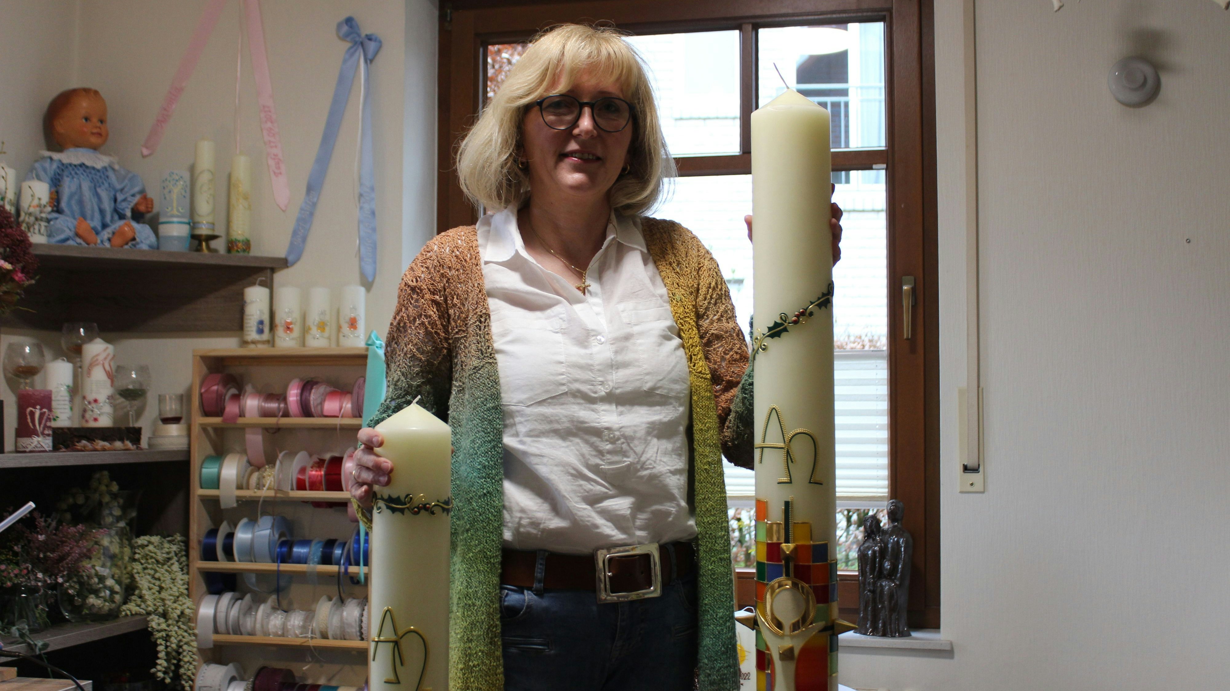 Mechthild Hartmann mit den beiden Kerzen. Die rechte, für Molbergen angefertigte, ist 1,60 Meter groß. Foto: Heinzel