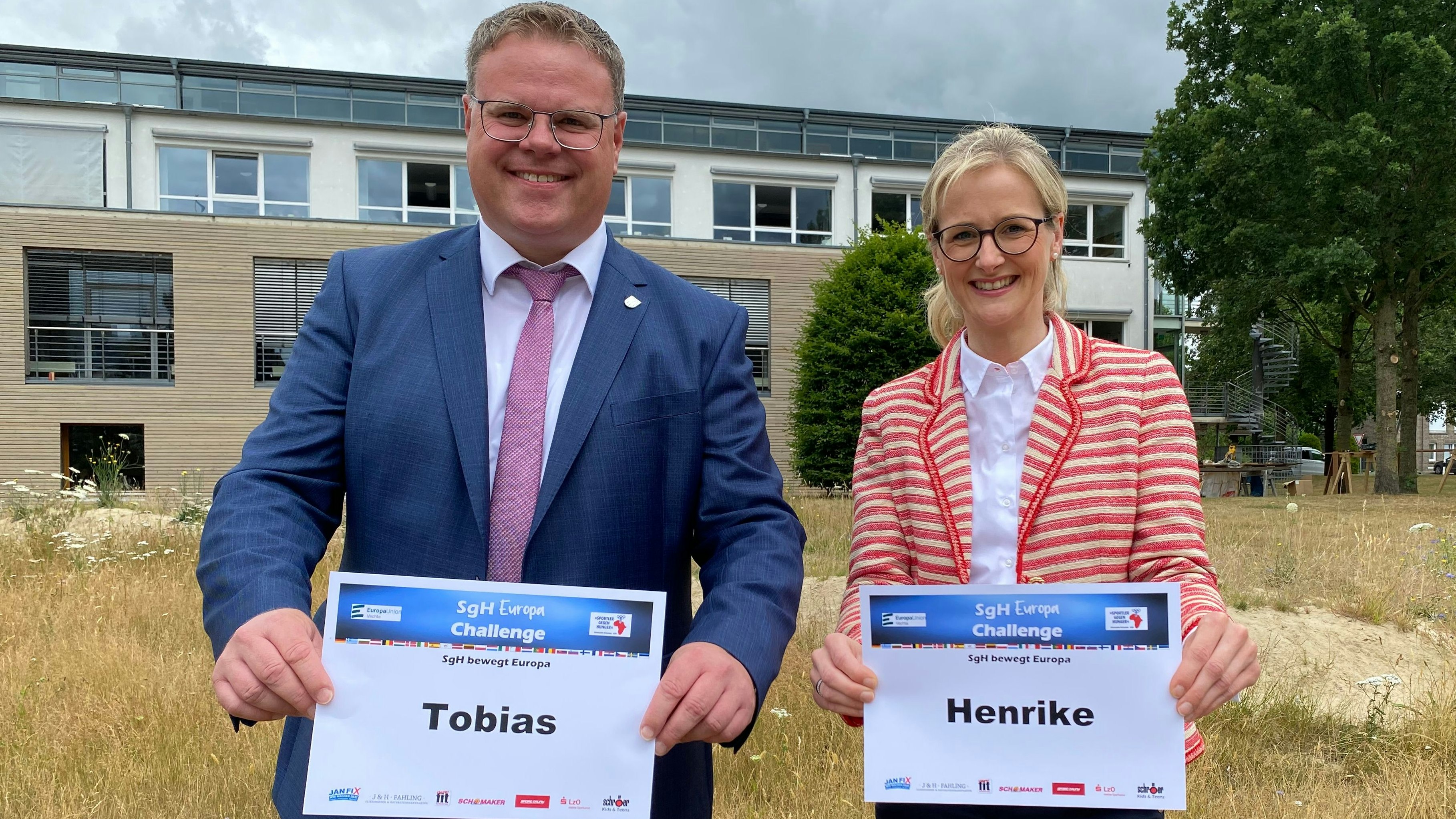Sie haben schon ihre Startnummern: Landrat Tobias Gerdesmeyer und Lohnes Bürgermeisterin Dr. Henrike Voet. Foto: Steinkamp