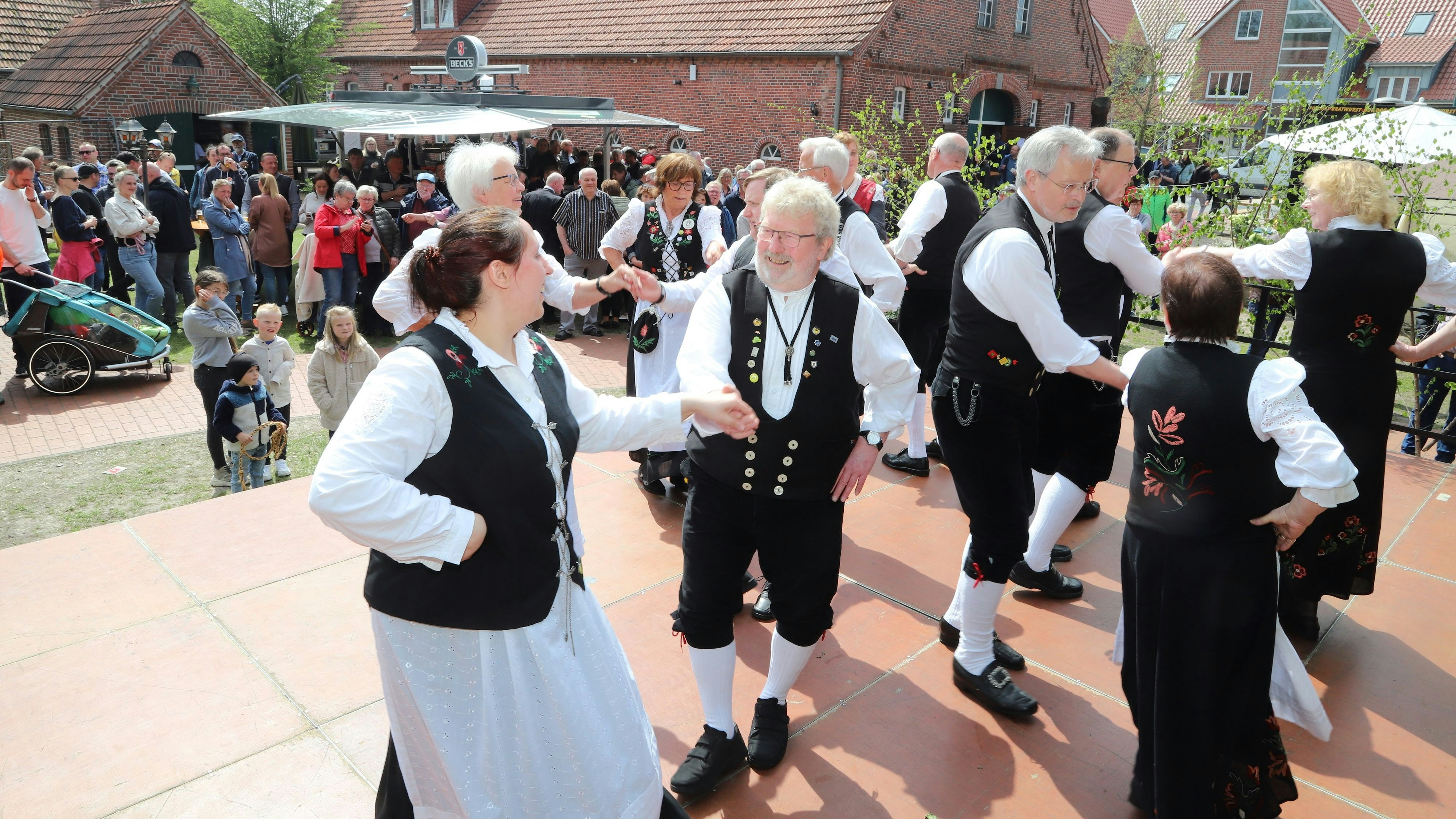 Flotte Tänze: Die Volkstanzgruppe der DJK Bösel erfreute viele Besucher. Foto: C. Passmann