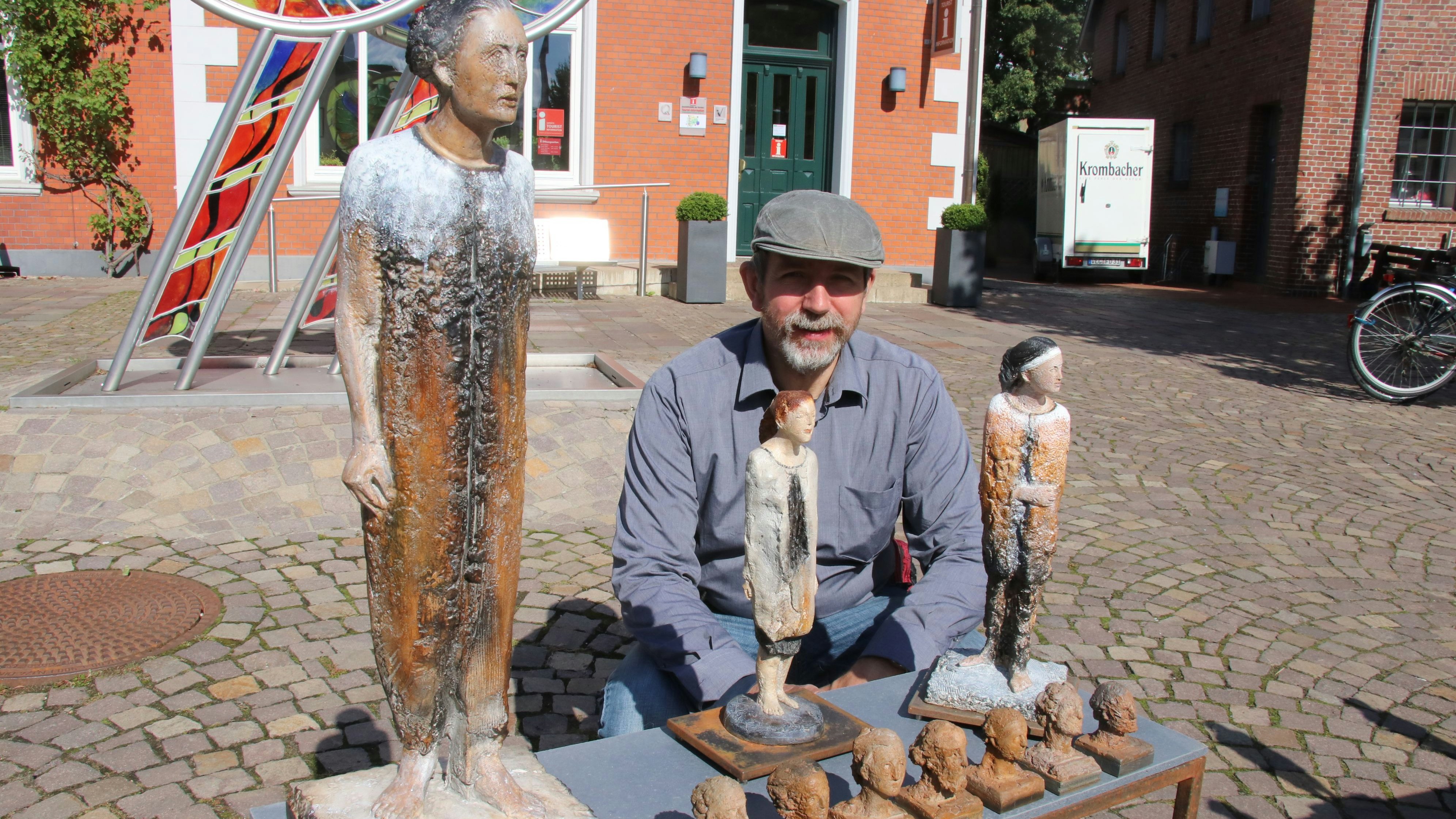 Wie schon vergangenes Jahr: Der aus Berlin stammende Bildhauer Ralf Kleine stellt beim 37. Dammer Markt für Töpfer- und Kunsthandwerk aus. Sein Stand befindet sich links neben dem Eingang. Foto: Lammert