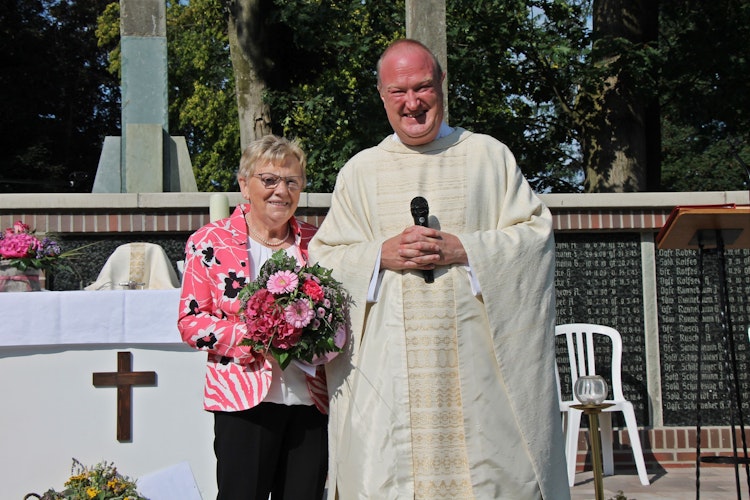 Die Kirche war ihre zweite Heimat: Pfarrer Heiner Zumdohmte bedankte sich bei Hildegard Kreymborg für ihre langjährige Tätigkeit als Küsterin in Osterfeine. Foto: Övermann
