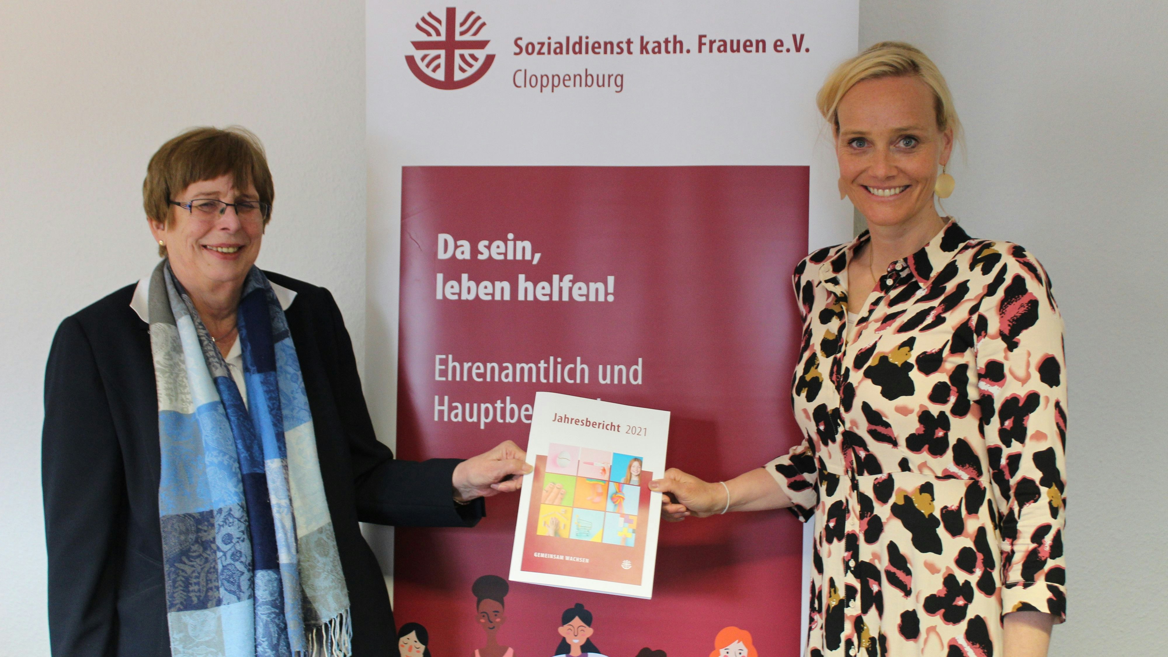 Julia Wienken (links) und Ines Luthmann präsentierten jetzt den SkF-Jahresbericht 2021. Foto: Heinzel