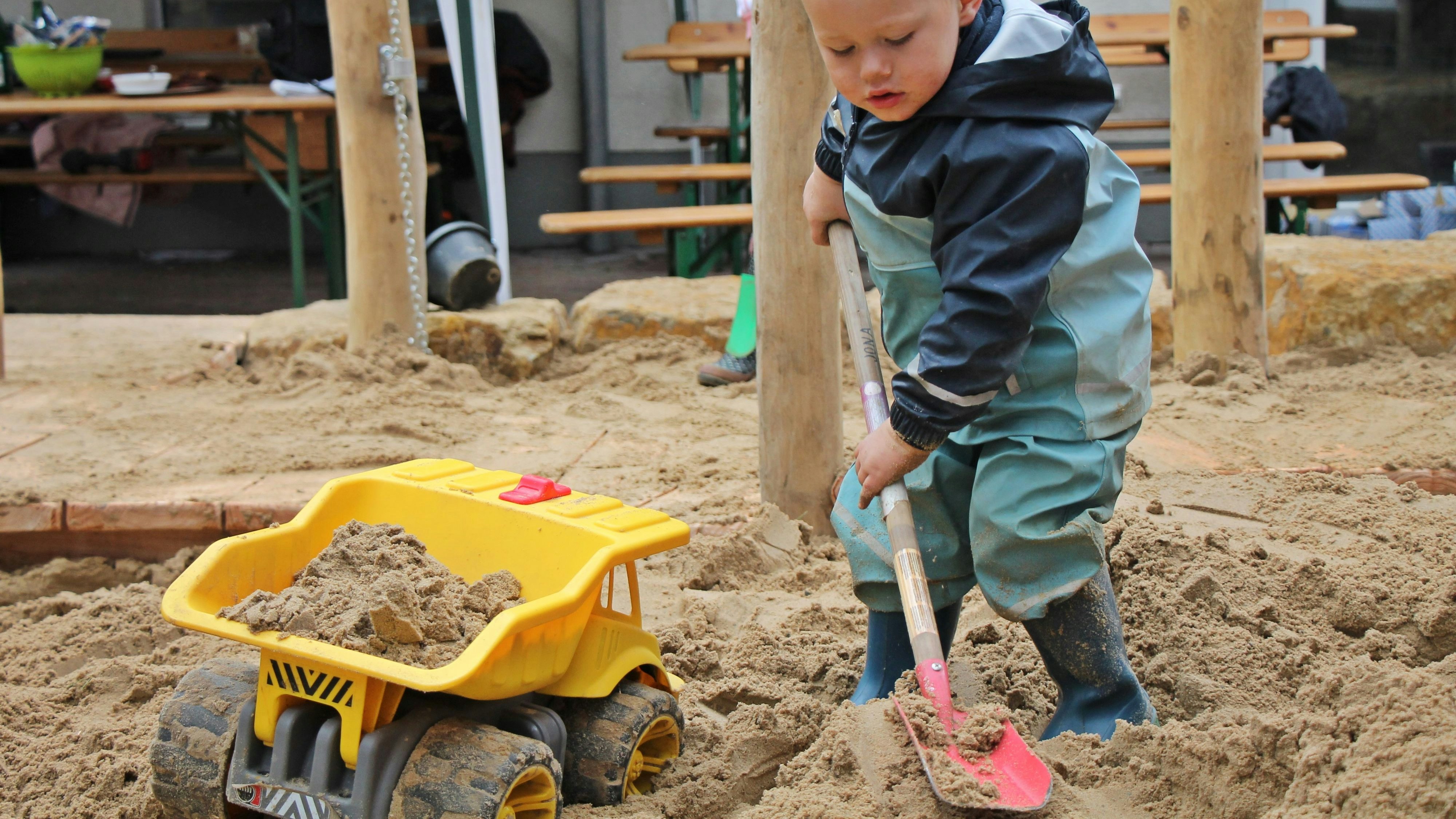 Der 2-jährige Jona Eichler half tatkräftig bei der Spielplatzgestaltung der Vördener Kindertagesstätte St. Christophorus mit. Foto: Oevermann