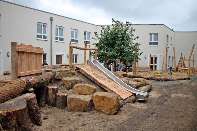 Viele Möglichkeiten zum Austoben bietet der neue Spielplatz der Vördener Kindertagesstätte St. Christophorus. Foto: Oevermann