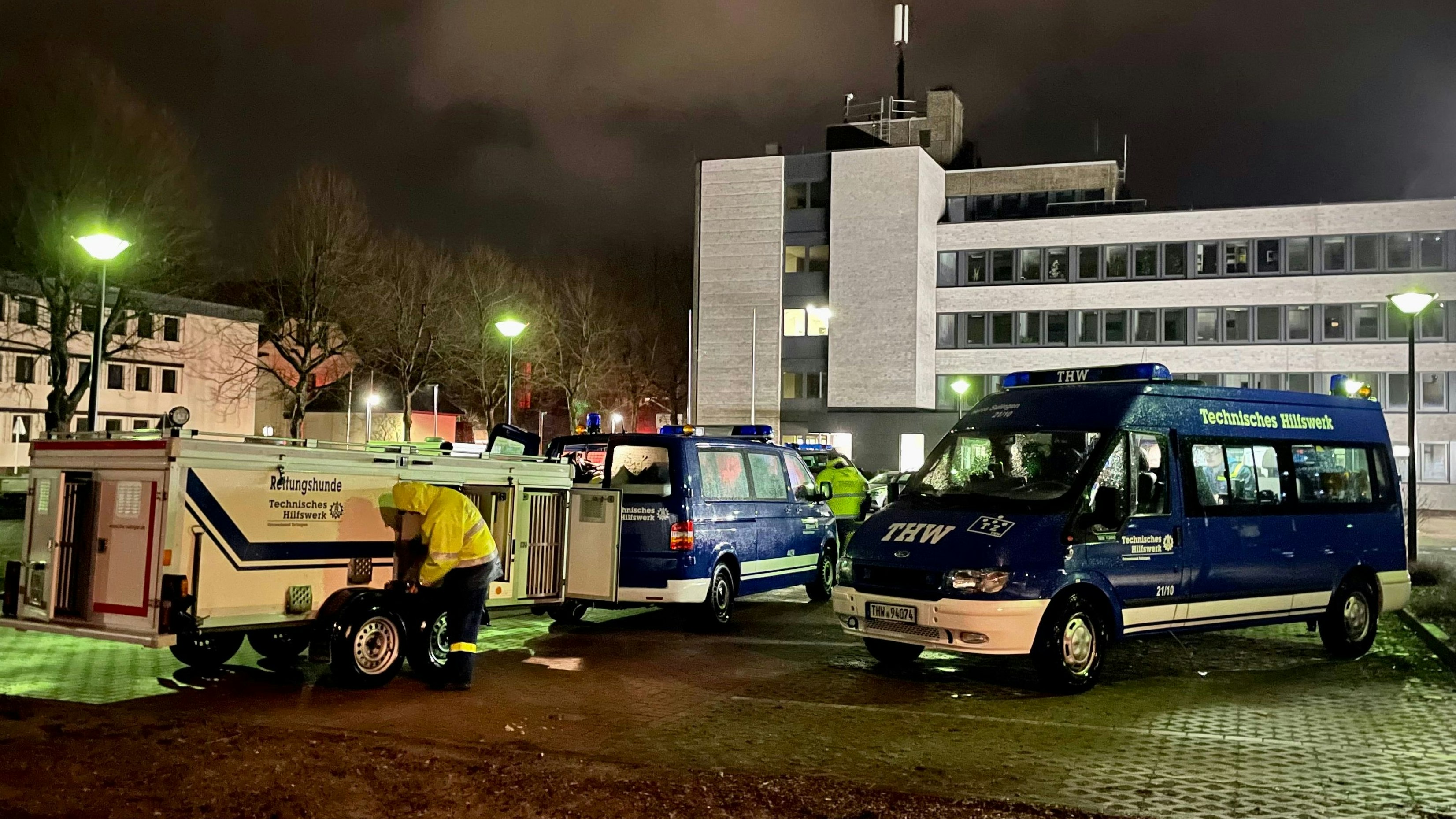 Sonntagabend auf dem Gelände der Polizei in Vechta: Das Technische Hilfswerk bereitet den Einsatz von Suchhunden vor. Foto: M. Niehues