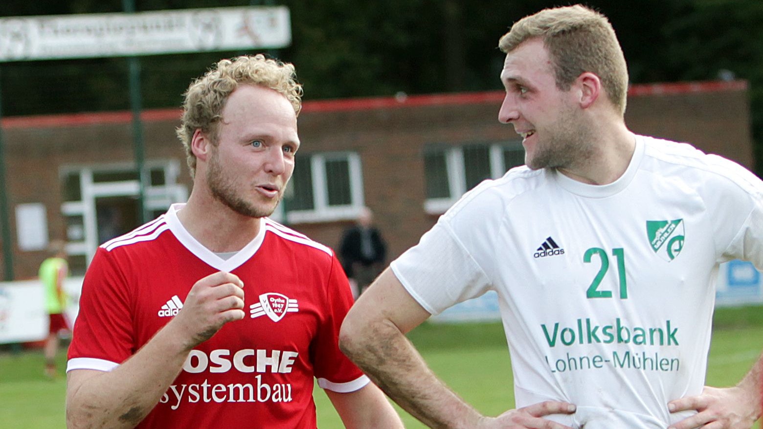 Smalltalk unter Brüdern: Stephan (links) und Markus Stukenborg im letzten Landesliga-Duell im November 2019. Foto: Schikora