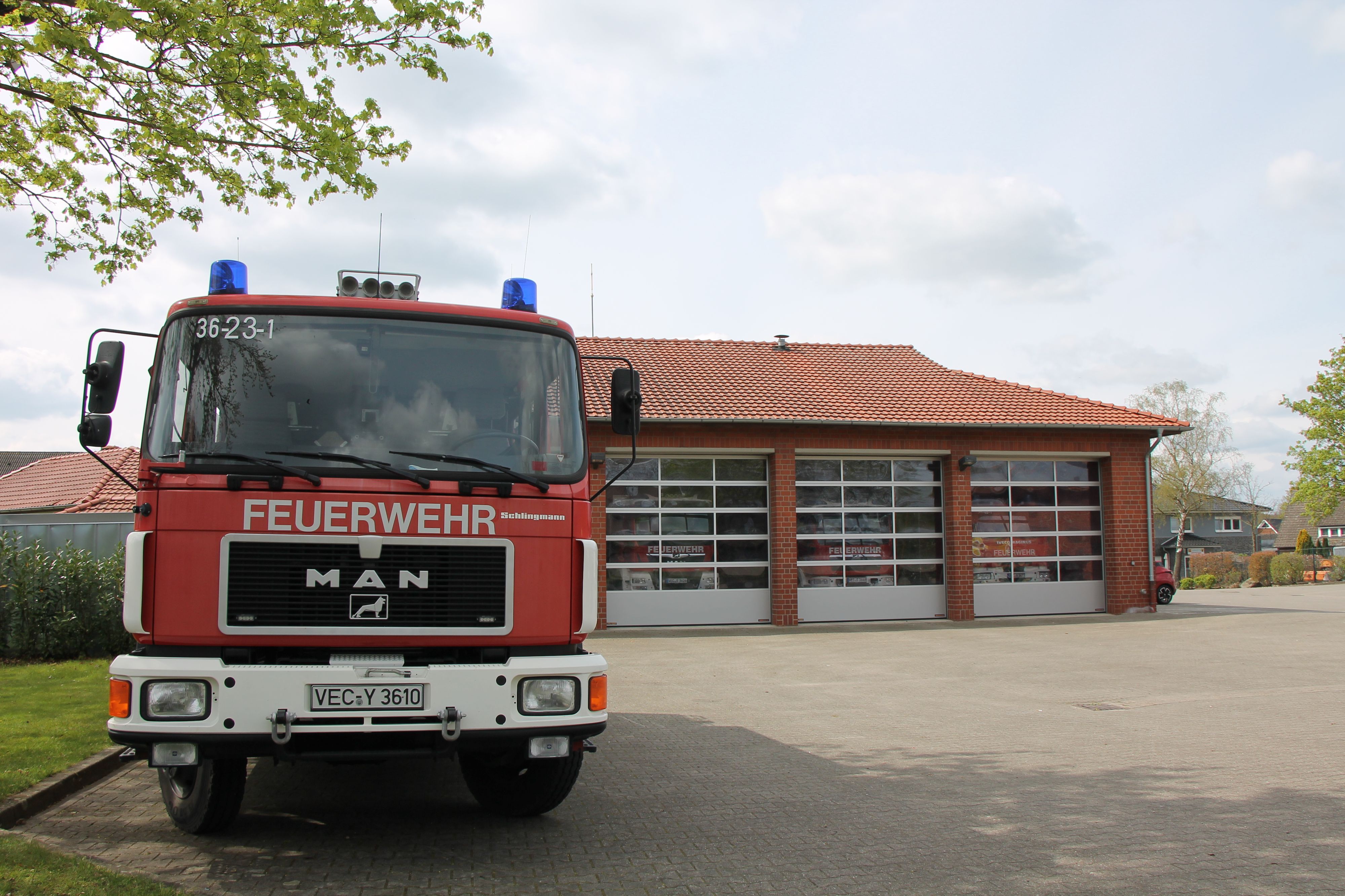 Die Vorbereitungen auf das Festwochenende laufen: Seit 1986 ist die Neuenkirchener Feuerwehr an der Dammer Straße zu Hause. Foto: Oevermann