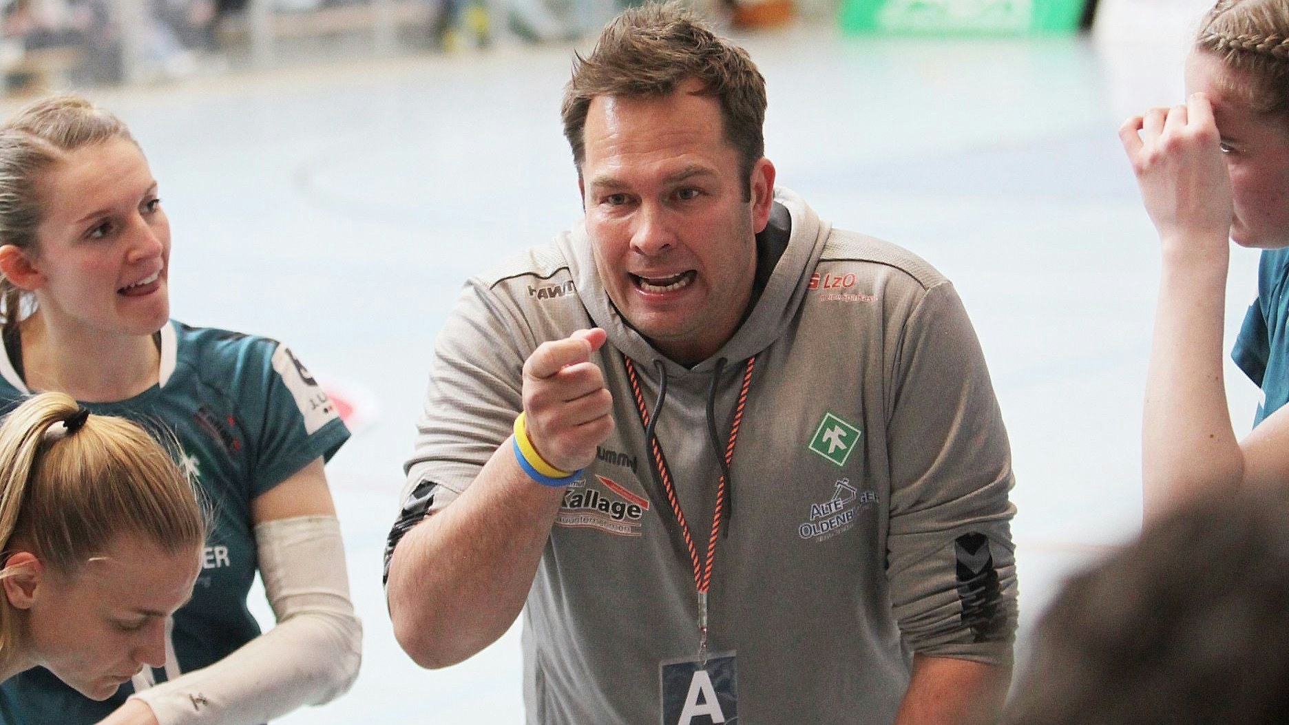 Achtung, der Trainer spricht: Vechtas Coach Christoph Nisius im Garrel-Spiel. Foto: Schikora