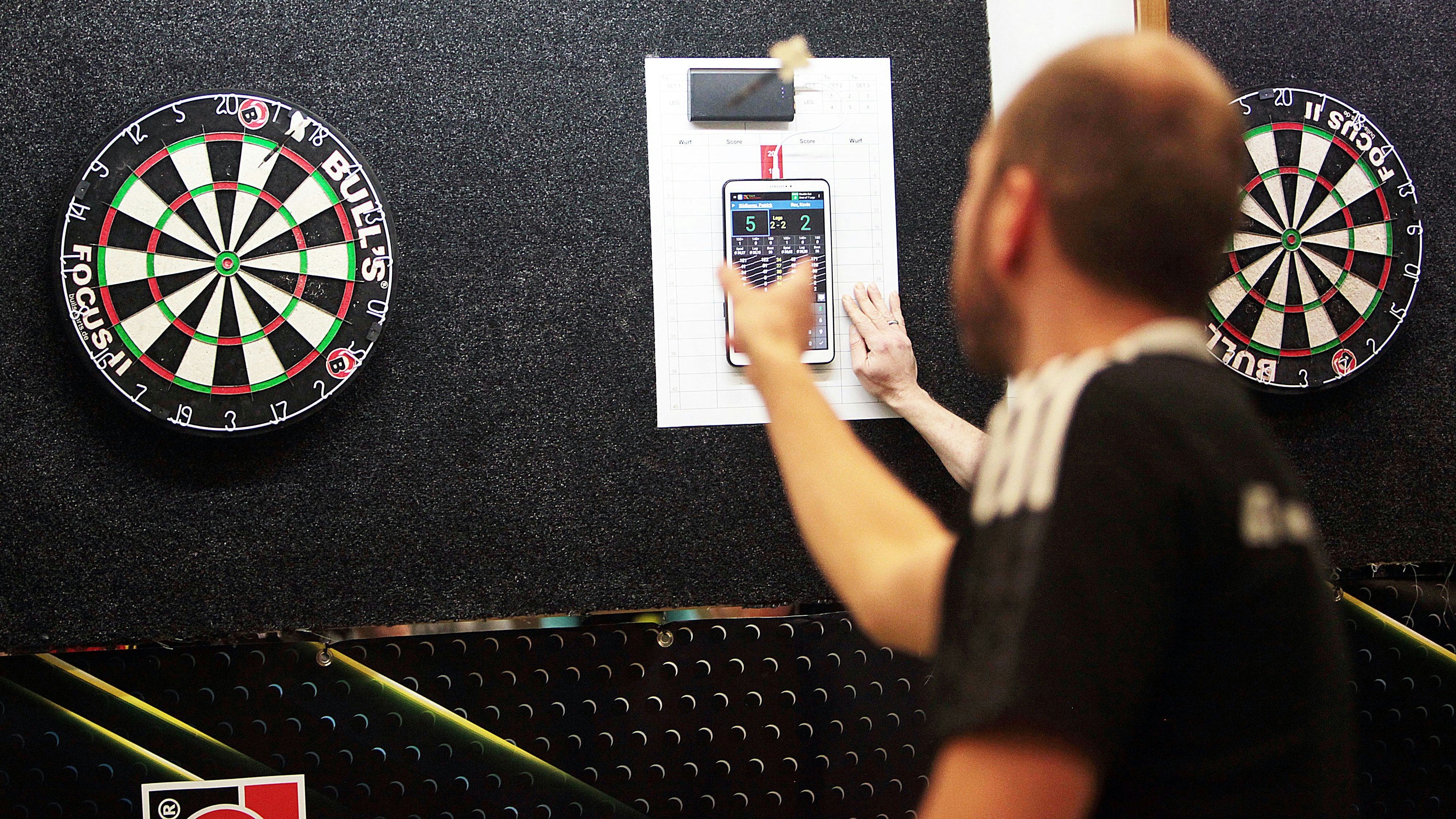 Im Anflug: Ein Dartspieler versucht aus 2,37 Metern Entfernung das 45 Zentimeter große Board zu treffen. Foto: Schikora