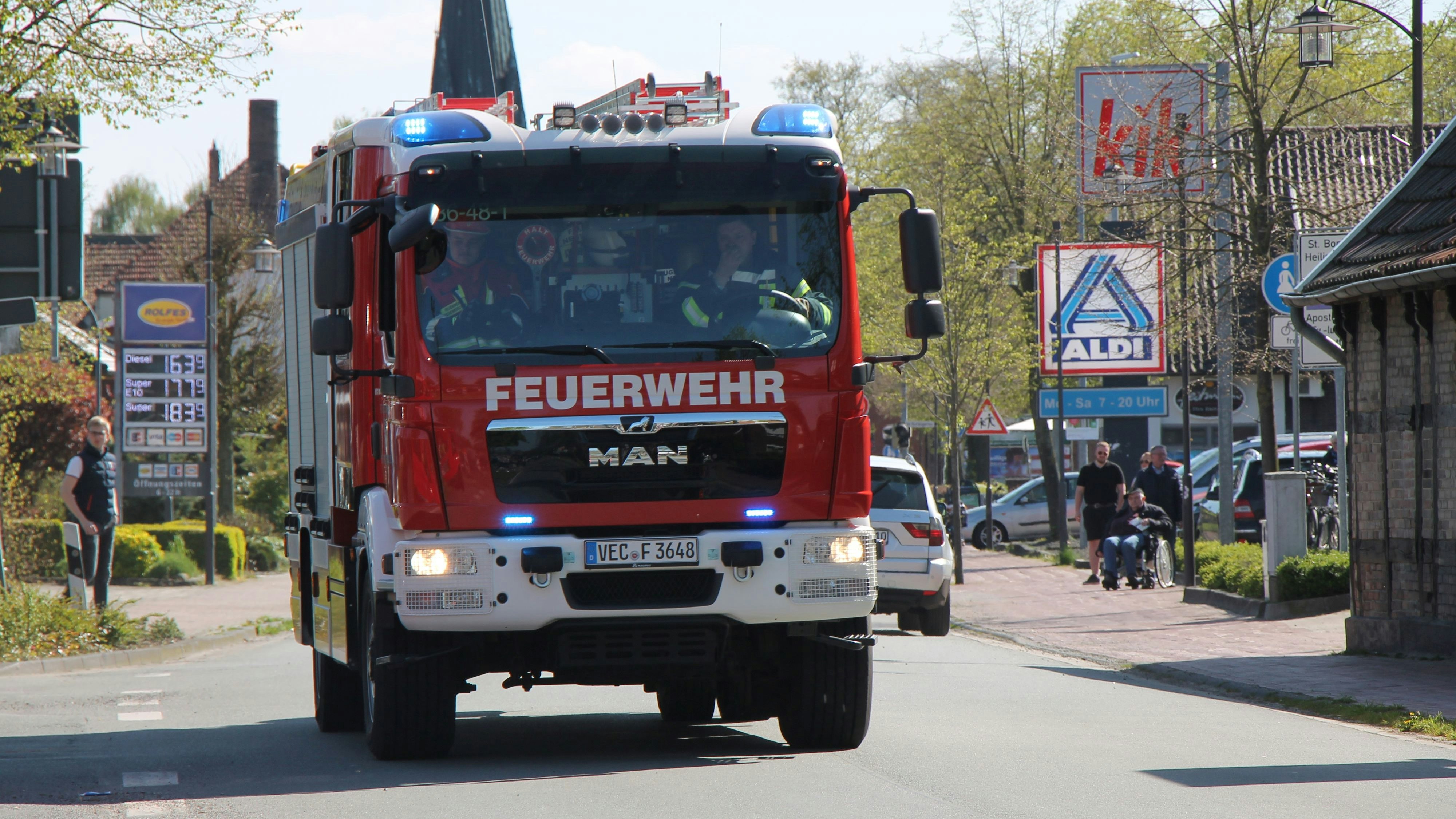 Und wieder heulen die Sirenen: Das Wochenende in Neuenkirchen stand ganz im Zeichen der Feuerwehr. Foto: Oevermann