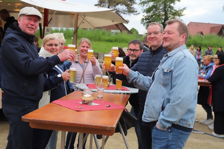 Prost: Die zahlreichen Besucher können beim Bierfest zwischen 22 Biersorten wählen. Foto: Passmann