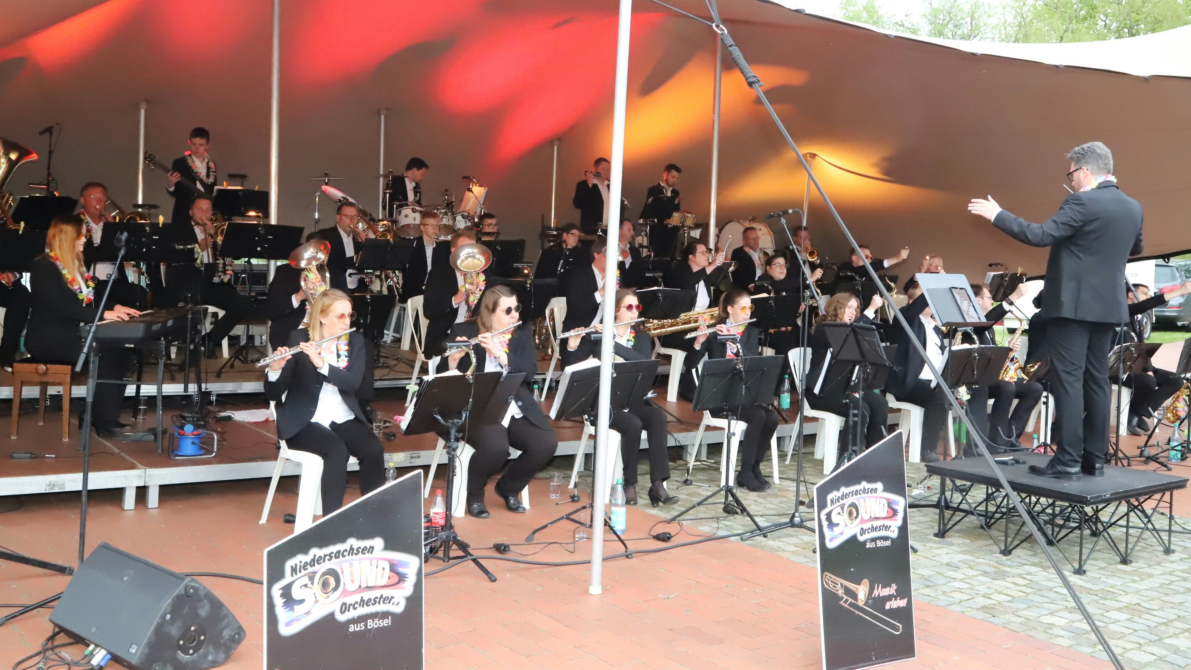 Sorgen für Stimmung: Das Niedersachsen Sound Orchester zeigt den Böselern sein musikalisches Können. Foto: Passmann