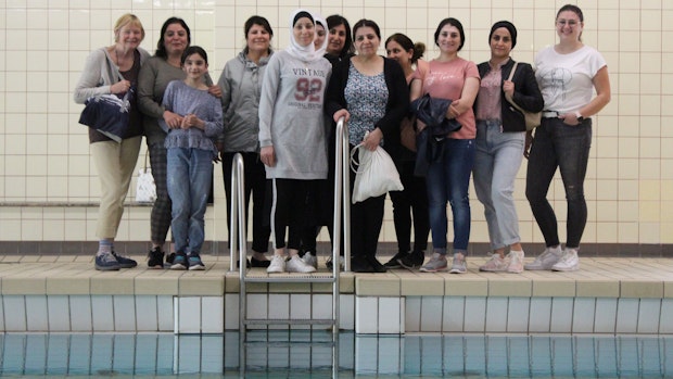 Junge Mütter mit Migrationshintergrund lernen in Lohne schwimmen