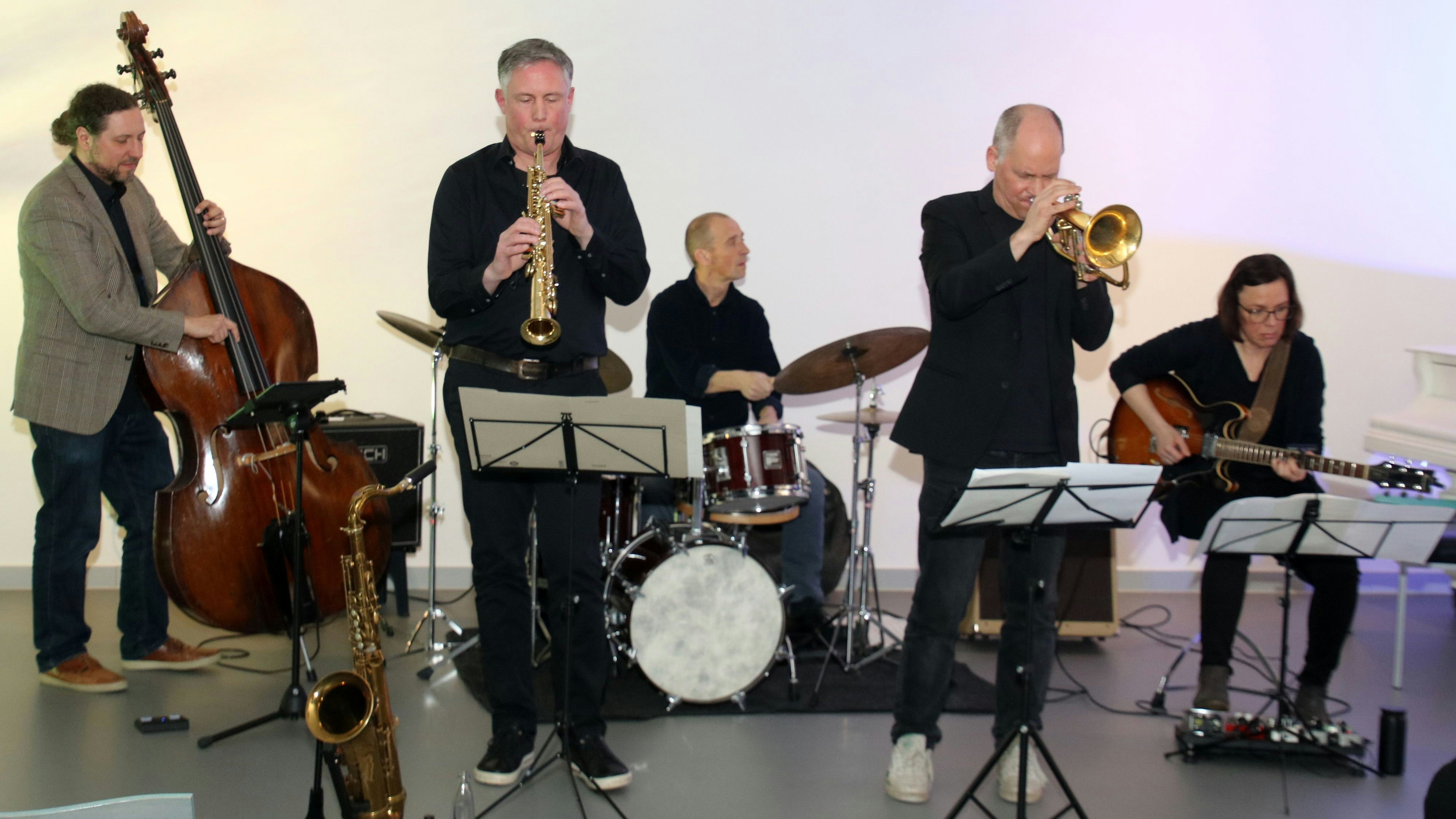 Modern Jazz vom Feinsten boten (von links) Peter Schweebs, Raimund Moritz, Christian Schoenefeld, Matthias Bergmann und Sandra Hempel. Foto: Steinke