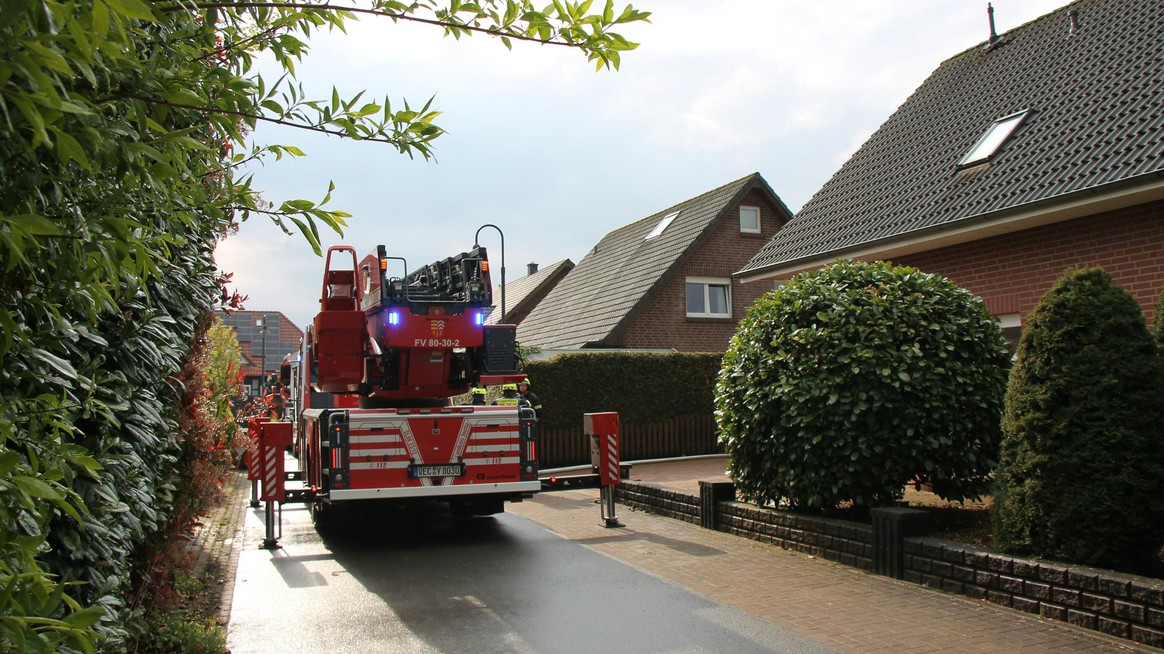 Drei Feuerwehren sind am Freitagmorgen in Neuenkirchen im Einsatz gewesen. Foto: Oevermann
