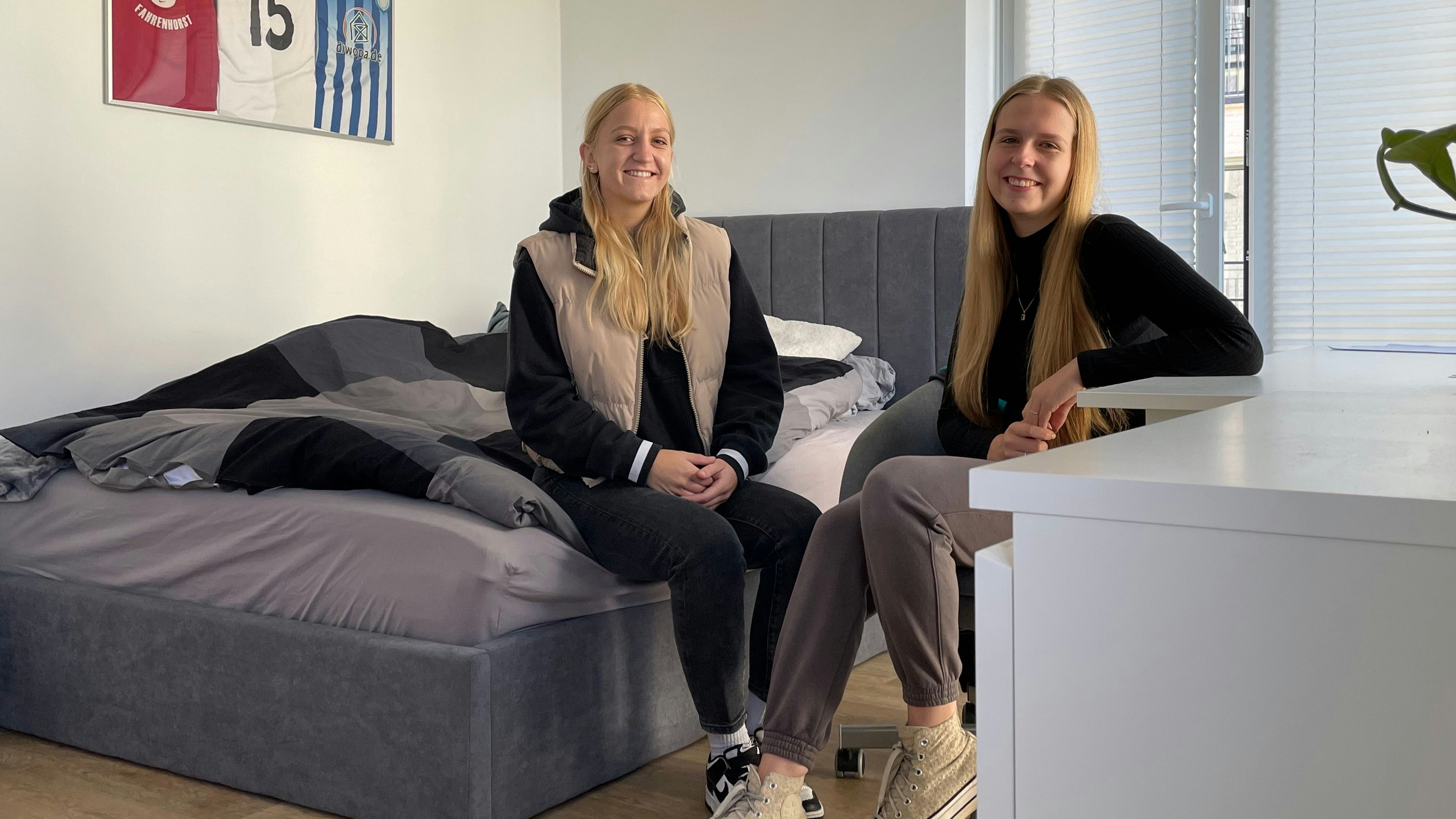 Freuen sich über ihre WG-Wohnung im neuen Studentenpark: die Erstsemester Lilly Abelmann (19) und Henrike Scharf (19) aus Stuhr. Foto: M. Niehues