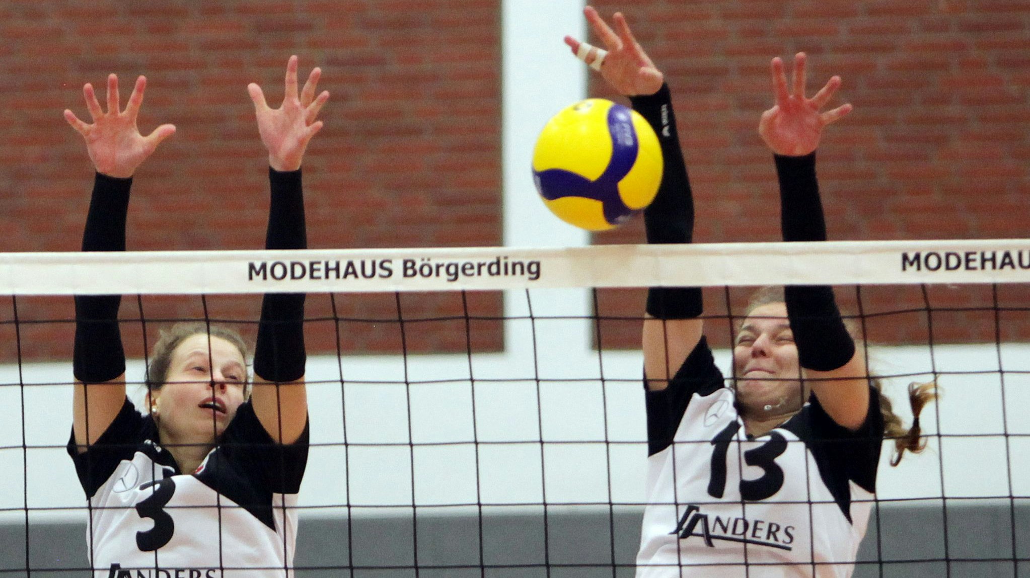 Ein Oyther Duo beim Block: Carina Mählmeyer (links) und Jule Nuxoll vom heimischen Volleyball-Zweitligisten. Foto: Schikora