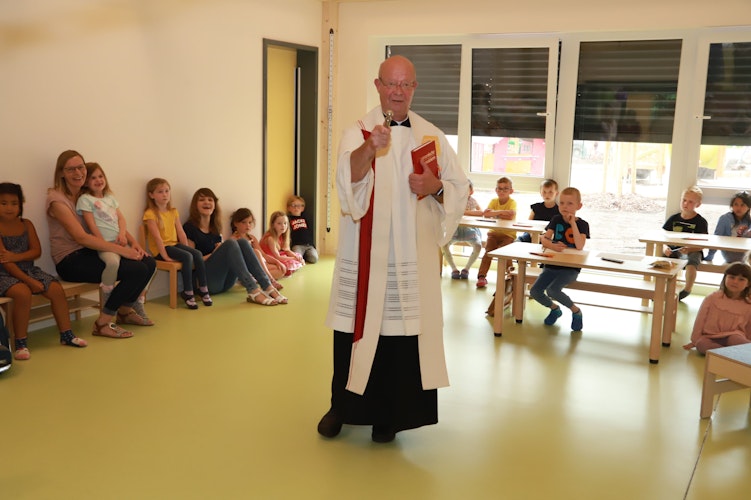 Mit Gottes Segen: Pastor Christoph Winkeler weihte die neue Kindertagesstätte ein. Foto: M: Passmann
