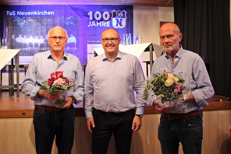 Andreas Menke (Mitte) ehrt Johannes Imwalle sowie Bernhard Plagge für ihre mehr als 50 Jahre andauernde Treue. Foto: Oevermann