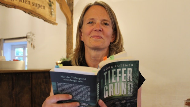 Nora Luttmer weckt die Neugier der Besucher ihrer Lesung in Dinklage