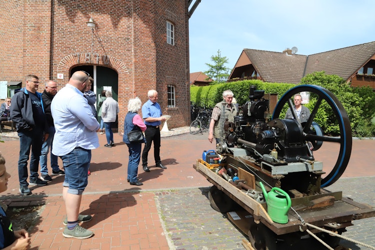 An der Scharreler Mühle: Werner Ubbens demonstrierte den Besuchern alte Maschinen. Foto: Passmann