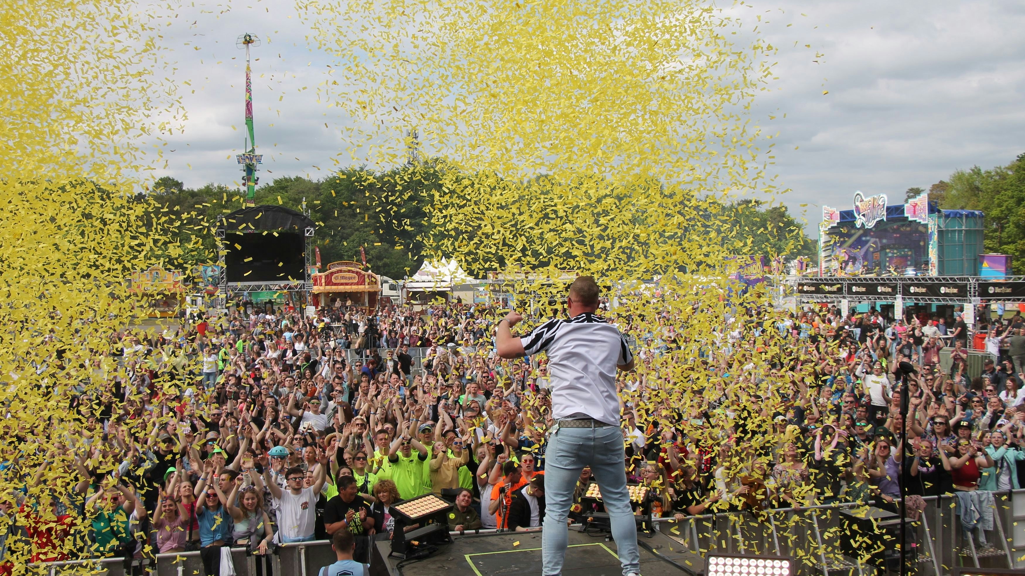 Party-Sänger Julian Benz heizt das Publikum auf dem Festival-Gelände ordentlich an.&nbsp; Foto: Oevermann