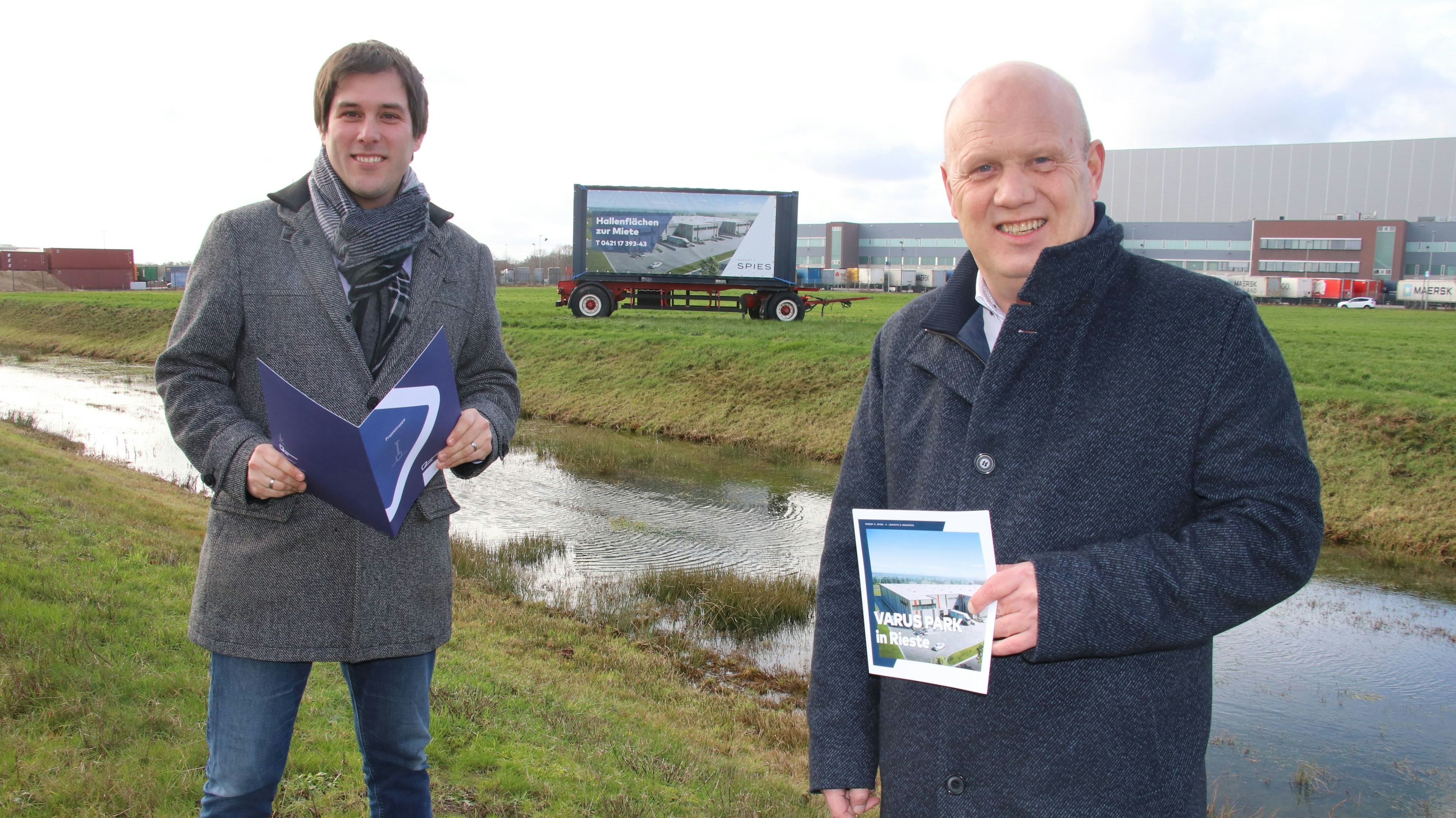 Zufriedene Gesichter: Matthias Meyer (links) und Uwe Schumacher werfen einen optimistischen Blick in die Zukunft des Niedersachsenparks, in dem sich inzwischen 67 Firmen angesiedelt haben. Foto: Lammert