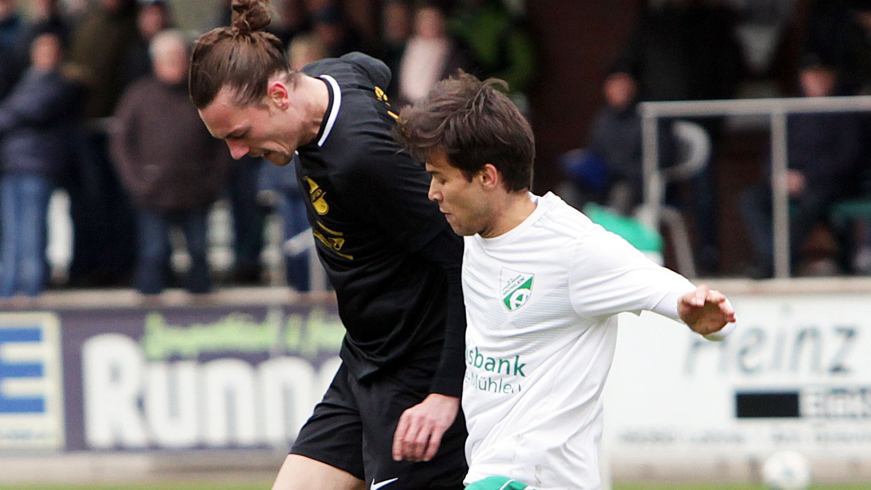 Eng am Mann: Mühlens Constantin Westermann (rechts) im Heimspiel gegen den SV Bevern. Foto: Schikora