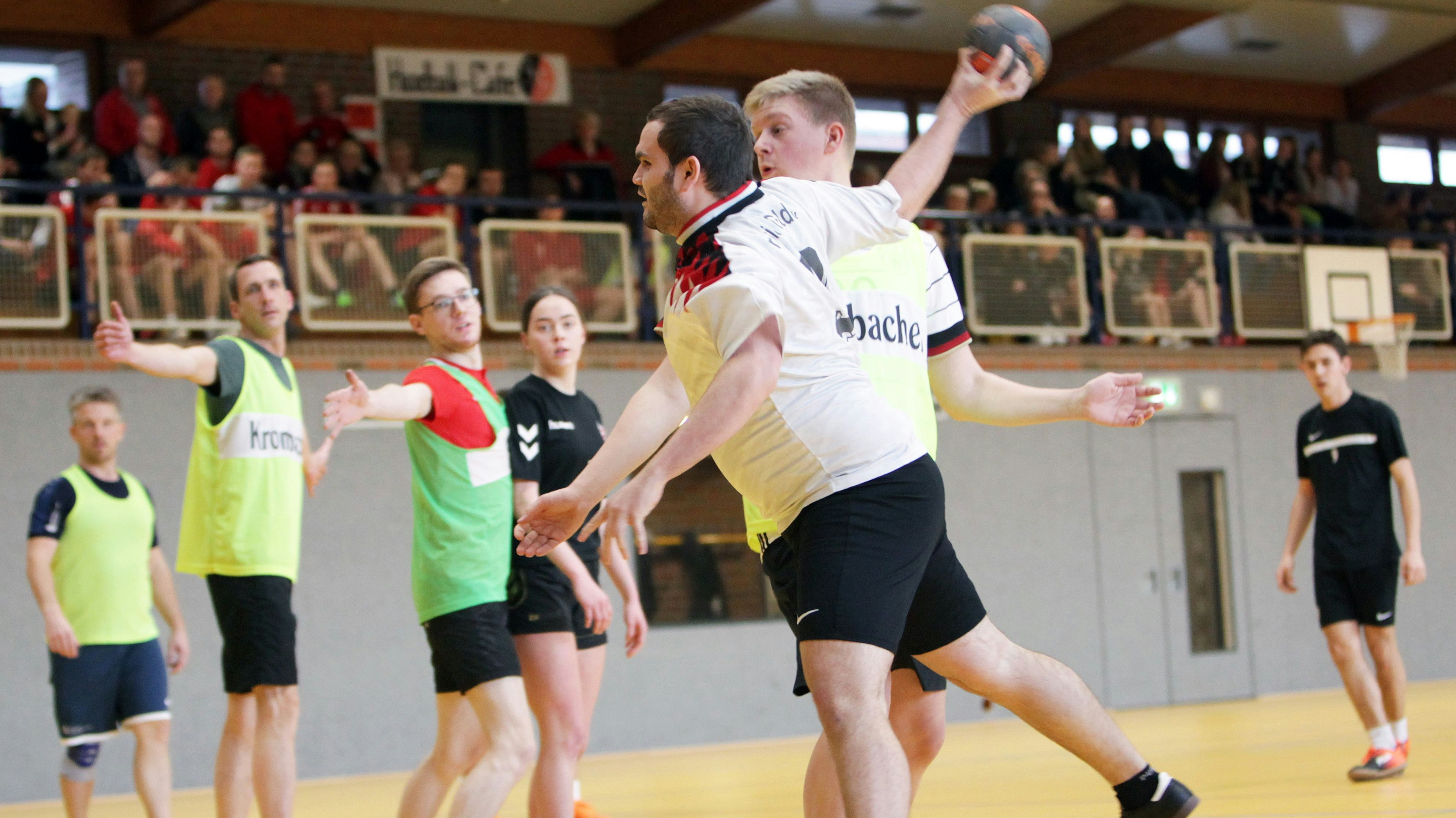 Bild aus alten Zeiten: Vor einem Jahr veranstaltete Goldenstedt das interne Turnier in der Handball-Version. Foto: Schikora