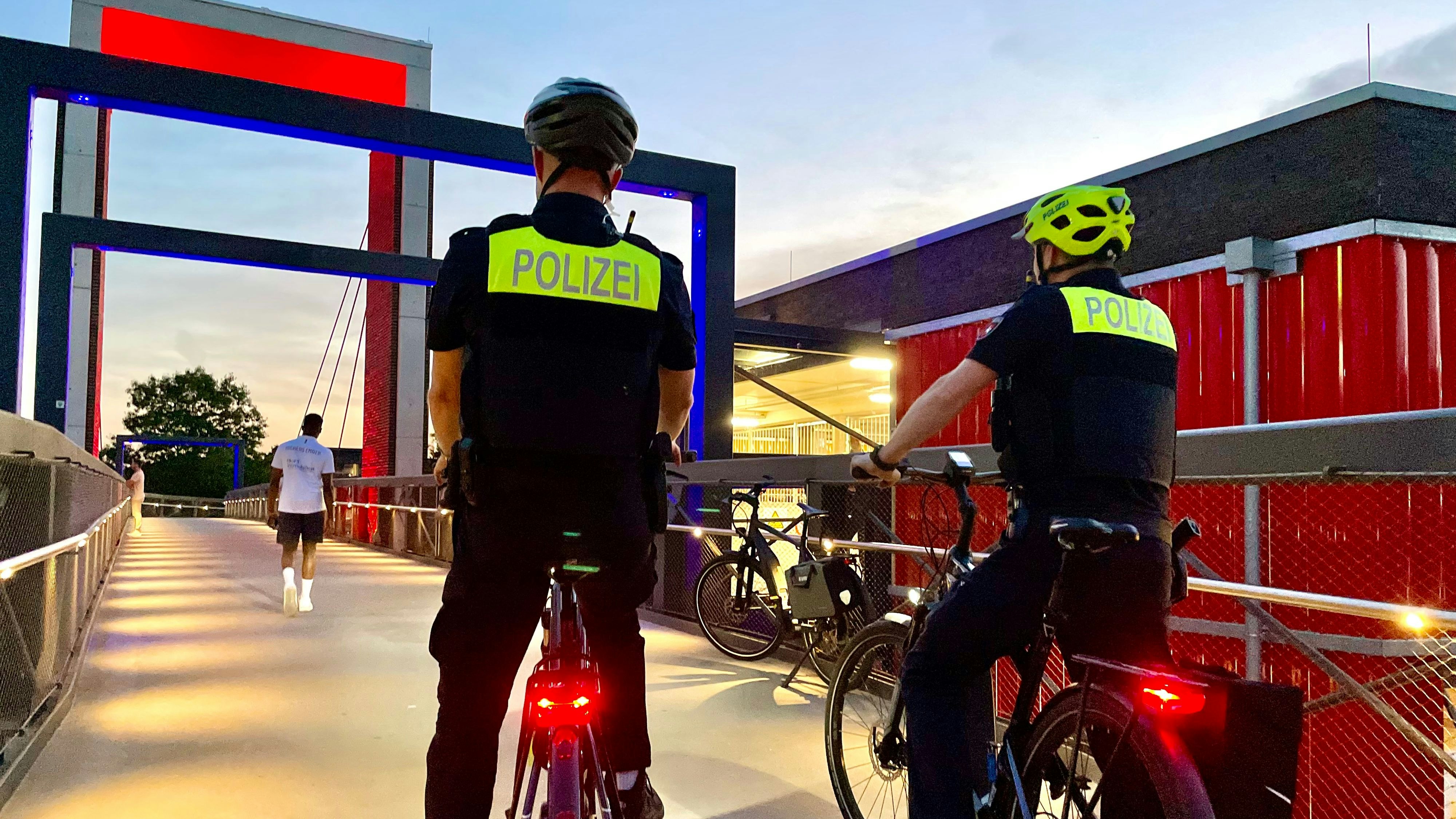 Einsatz mit E-Bike: Polizeibeamte am Freitagabend auf Streifenfahrt in Höhe der Mobilitätsstation. Foto: M. Niehues