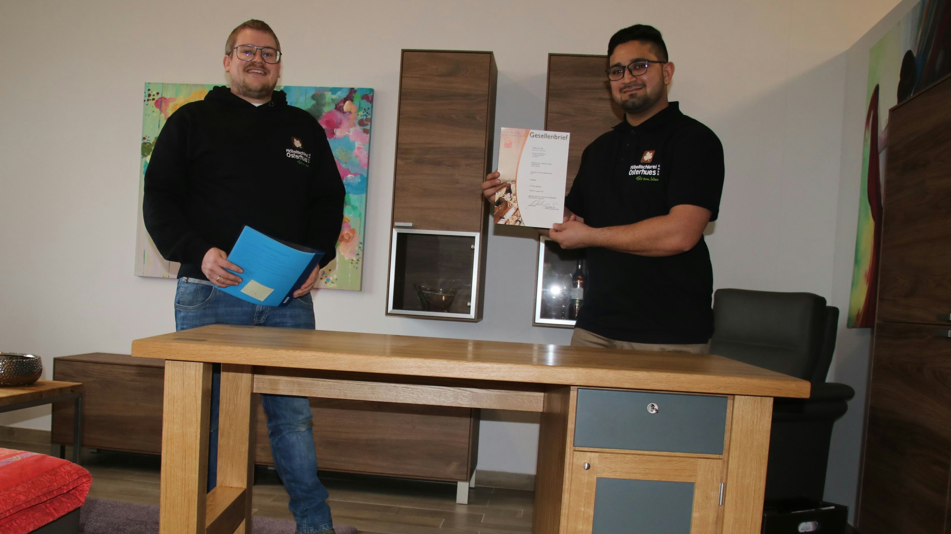 Fast schon ein Meisterstück: Jan Osterhues (links) freut sich mit seinem ehemaligen Auszubildenden Hasnat Ali über die bestandene Prüfung und den Schreibtisch, der er gebaut hat.&nbsp; Foto: Lammert
