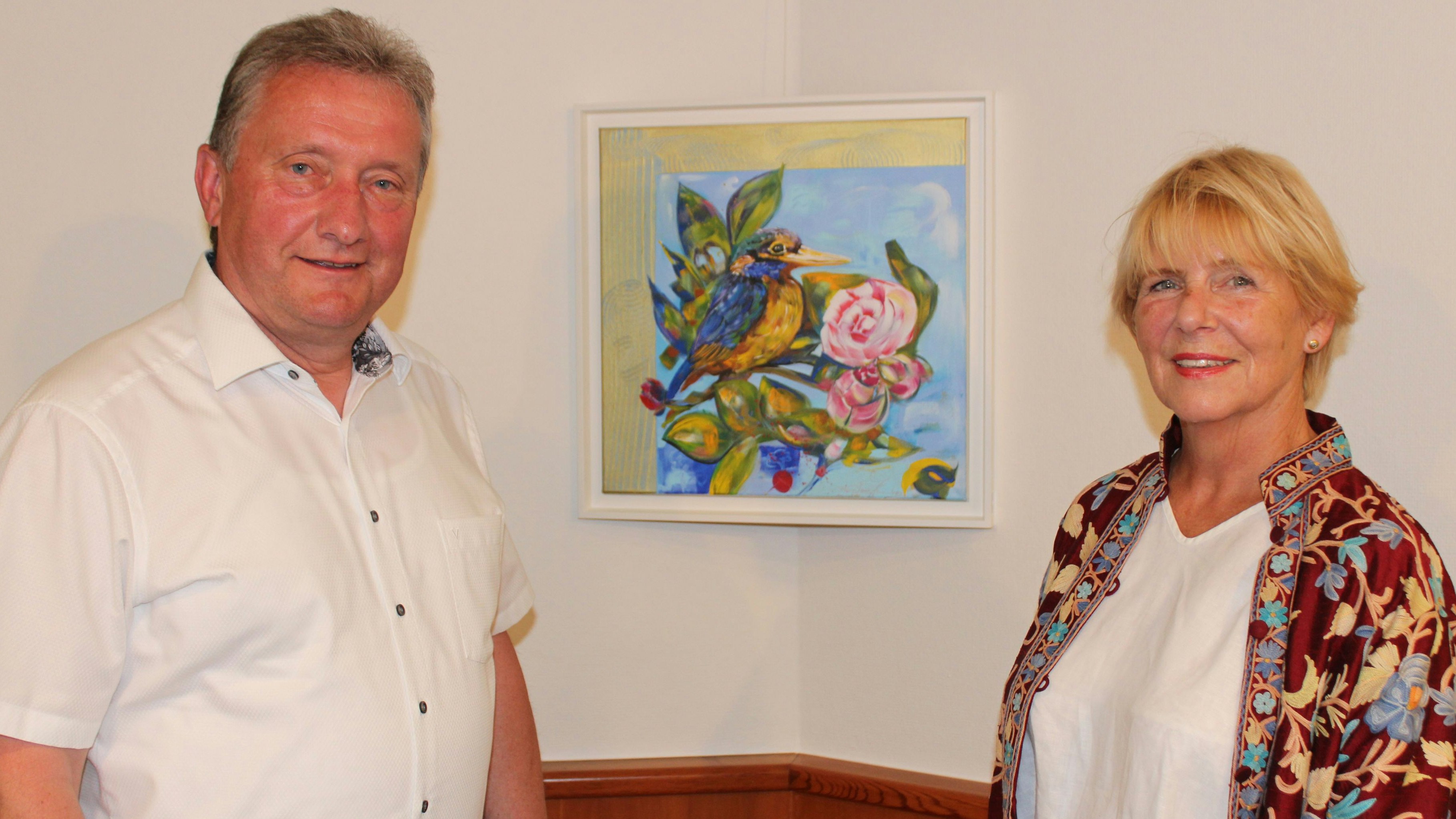 Bürgermeister Gerd Meyer (links) im Gespräch mit Künstlerin Ingelore Kreienborg (rechts). Im Hintergrund eines der kleineren Werke. Foto: Heinzel
