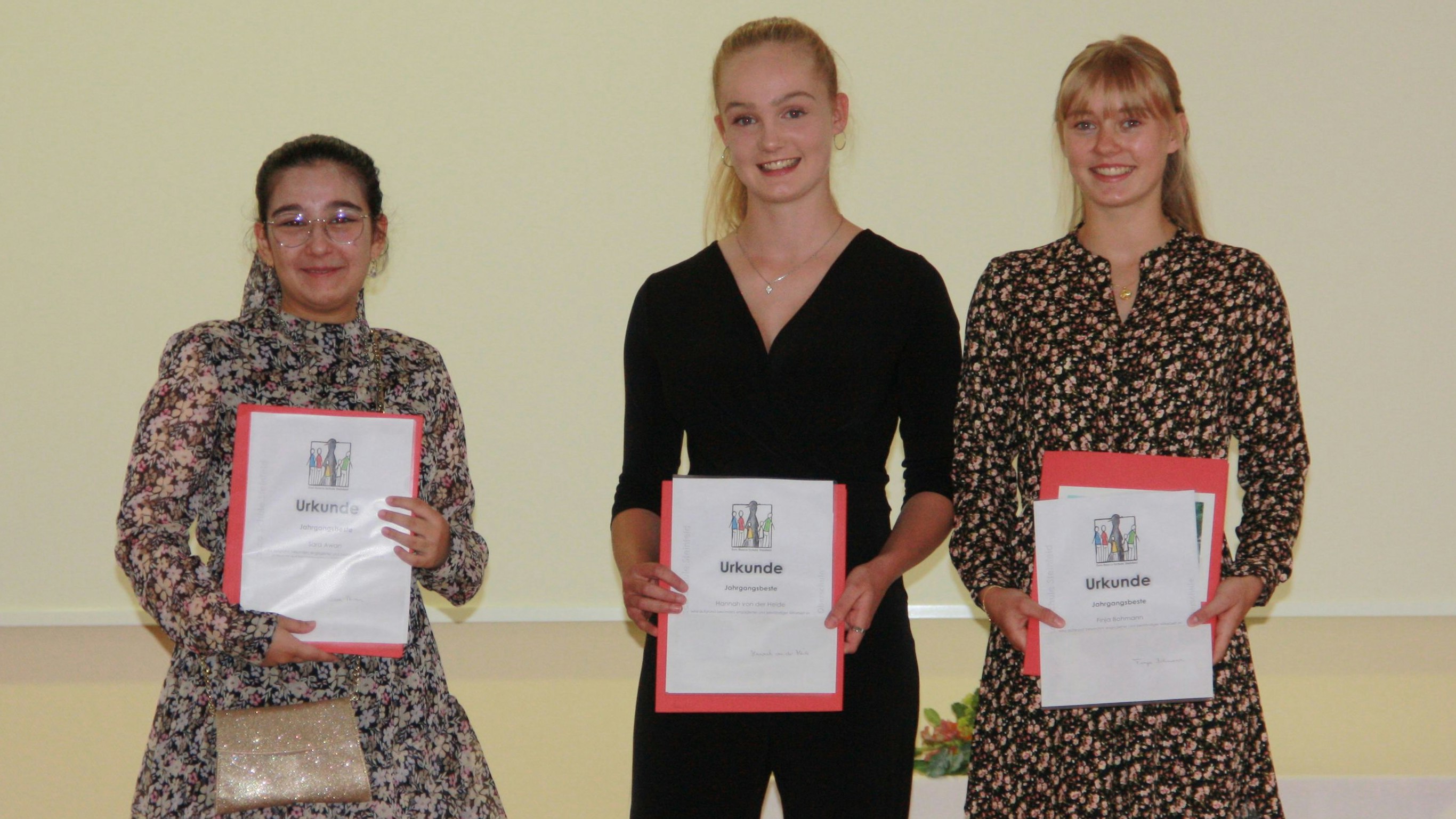 Besondere Leistungen: (von links) Sara Awan, Hannah von der Heide und Finja Bohmann sind die Jahrgangsbesten. Foto: Oltmann