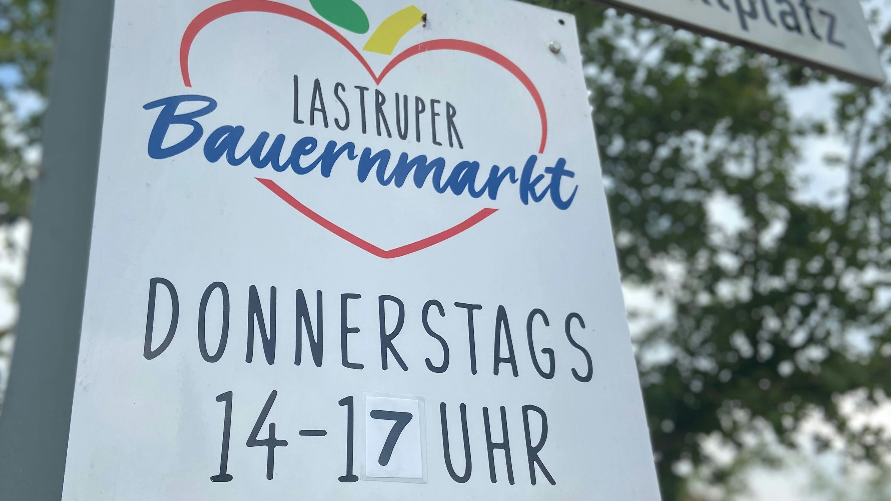 Apfel im Logo: Ein Obsthändler fehlt jedoch zurzeit auf dem Bauernmarkt. Foto: Lampe/Gemeinde Lastrup