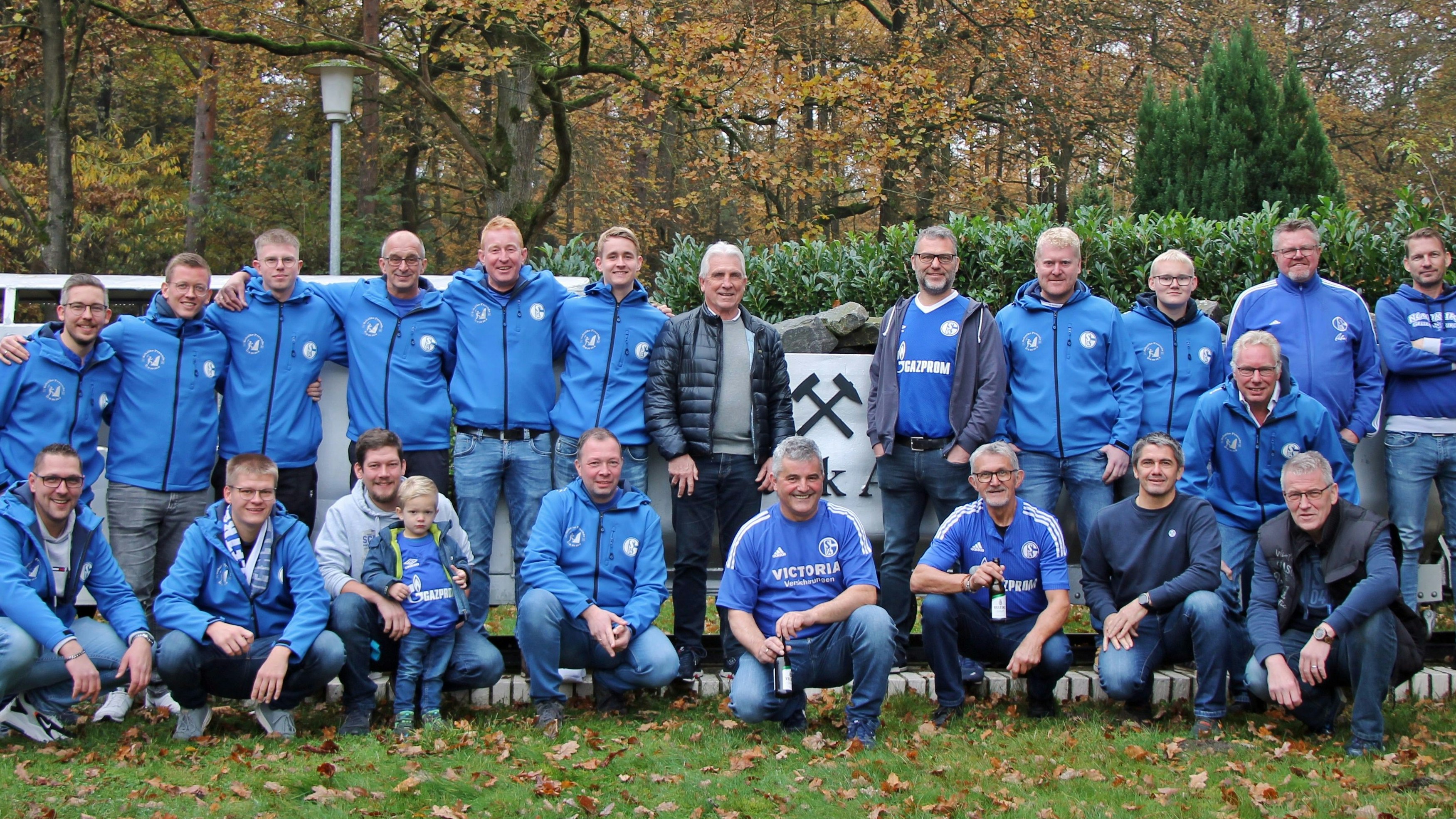 Gruppenbild mit Klaus Fischer: Die Schalke Freunde Damme freuten sich über den Gast. Foto: Oevermann