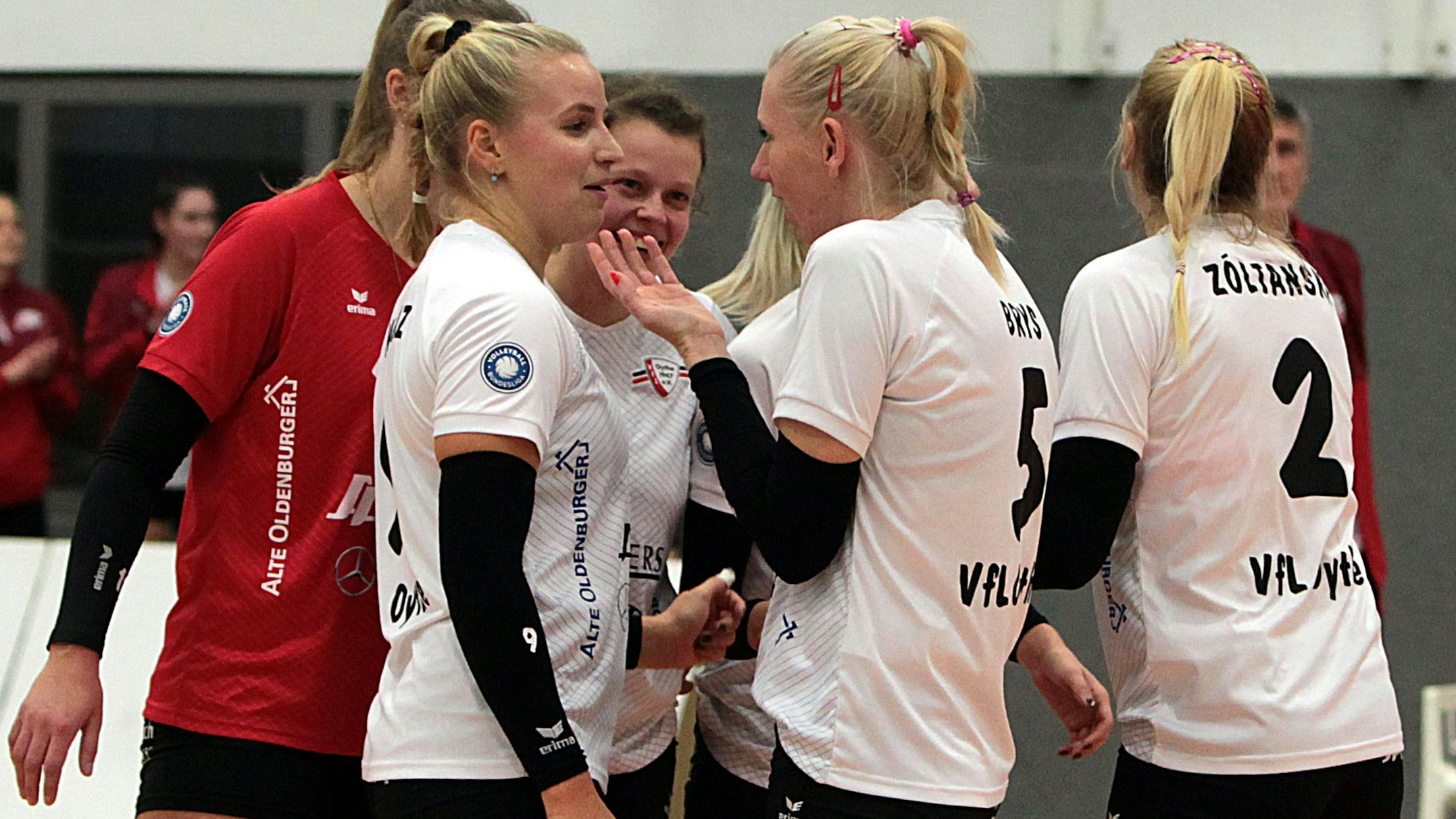 Im Austausch: VfL-Zuspielerin Paulina Brys (Nr. 5) gab den Ton an.&nbsp; Foto: Schikora