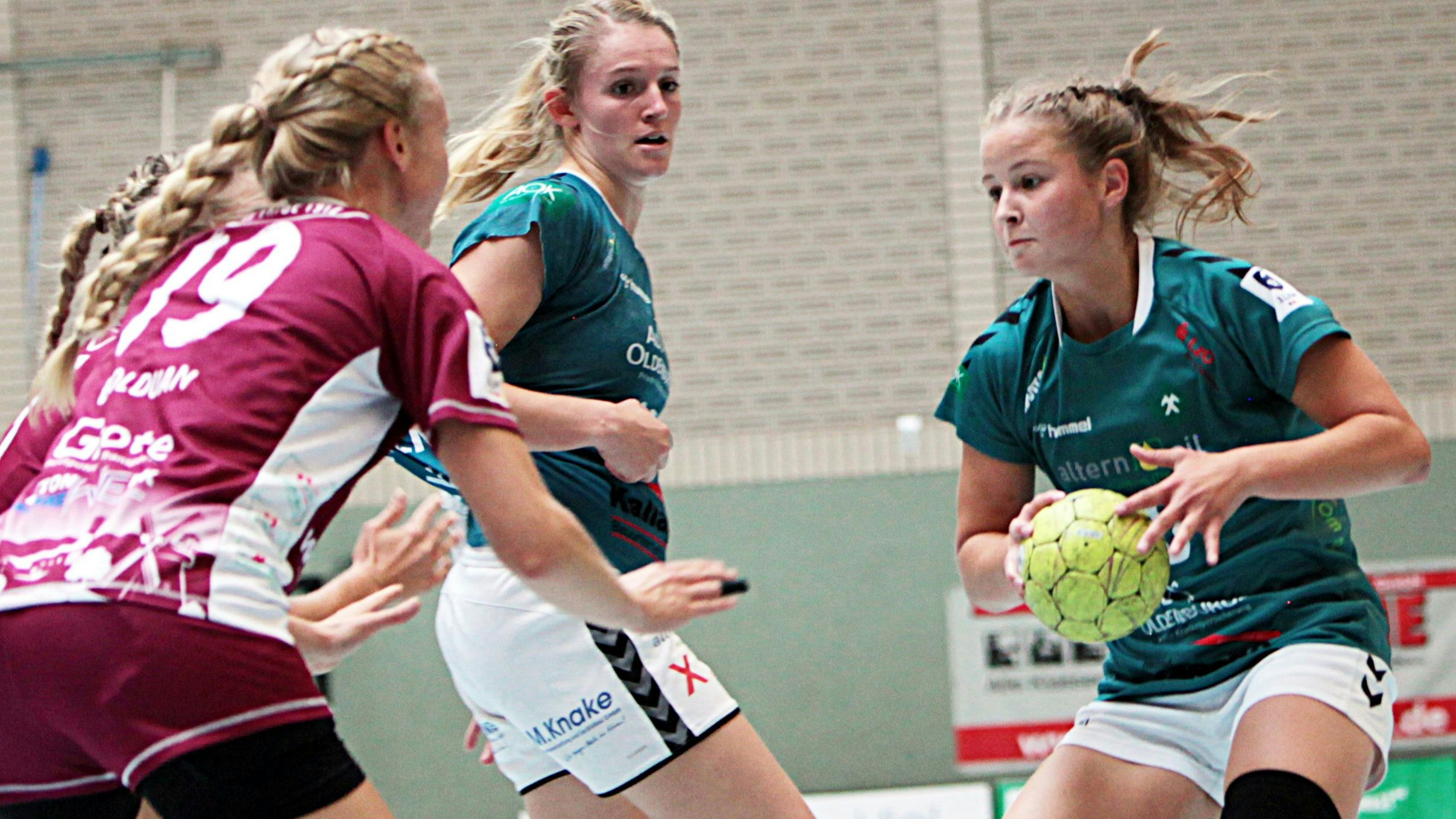 Eine echte Verstärkung: Die junge Maya Janßen (rechts) machte ein gutes Spiel. In der Mitte Svenja Ruhöfer. Foto: Schikora