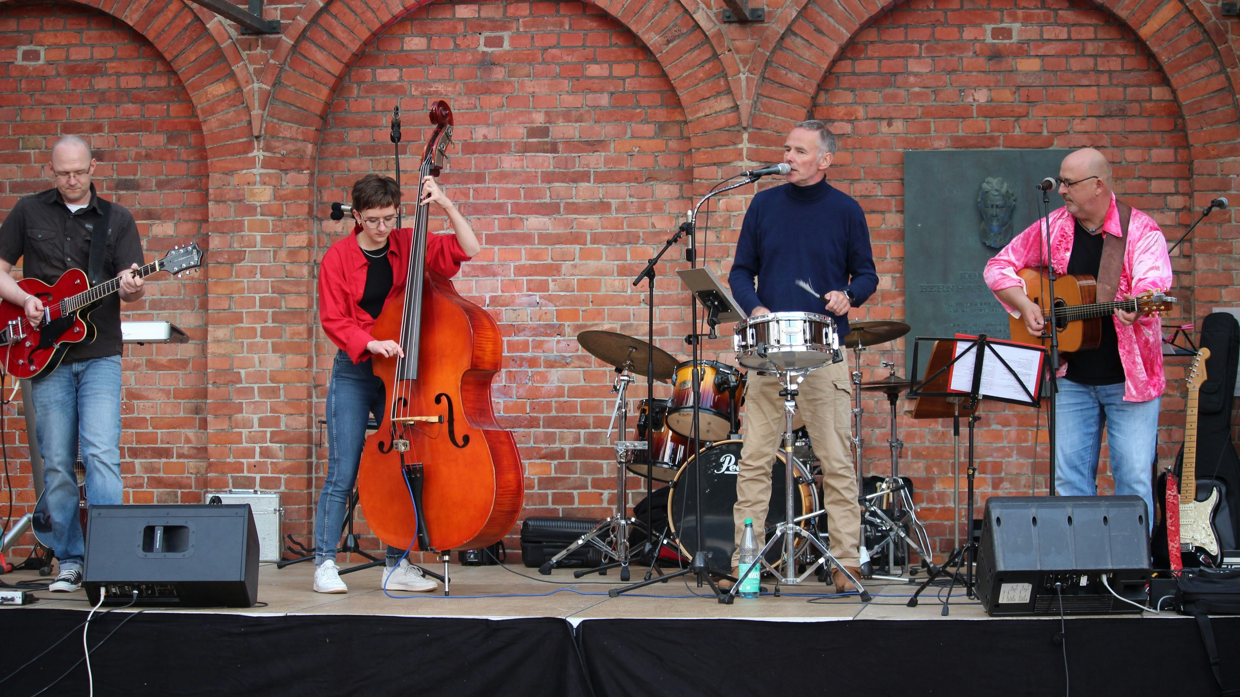 Die Backbeat Monkeys (von links) mit Michael Witte, Anna Reckzeh, Ralf Neumann und Peter Reckzeh spielten Rockabilly. Foto: Heinzel