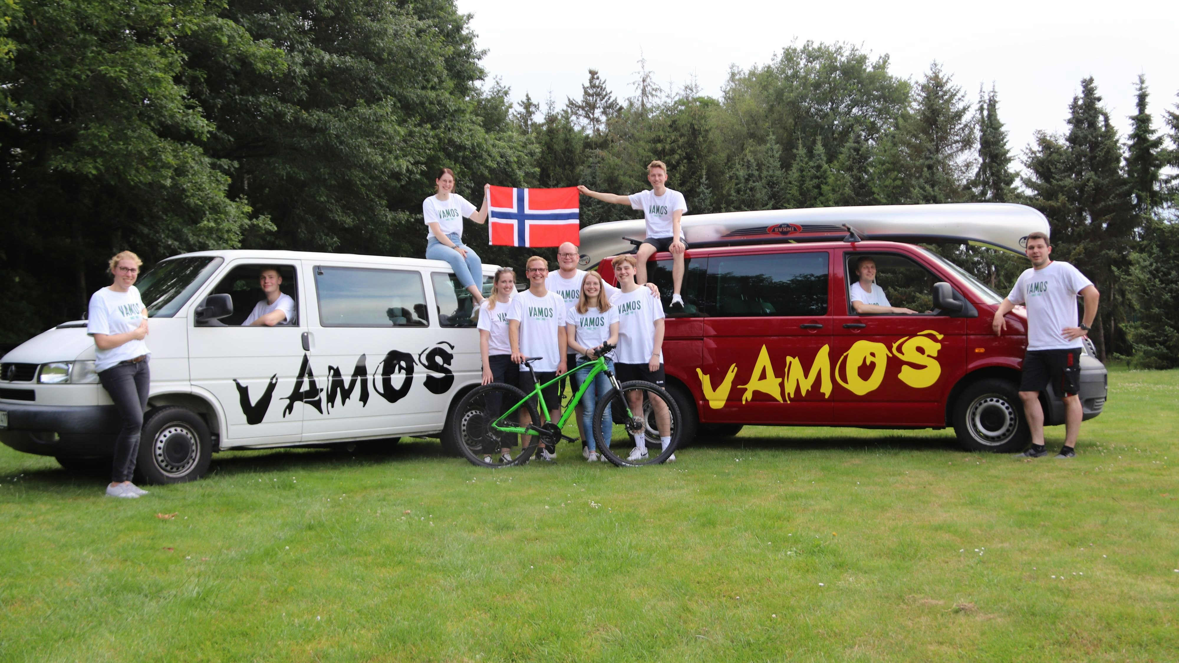 40 Jahre Vamos: An diesem Samstag startet die Jubiläumsfahrt nach Norwegen mit rund 100 Personen, einem Bus und sechs Bullis, von denen zwei jetzt auch den Vamos-Schriftzug tragen. Foto: Bolten