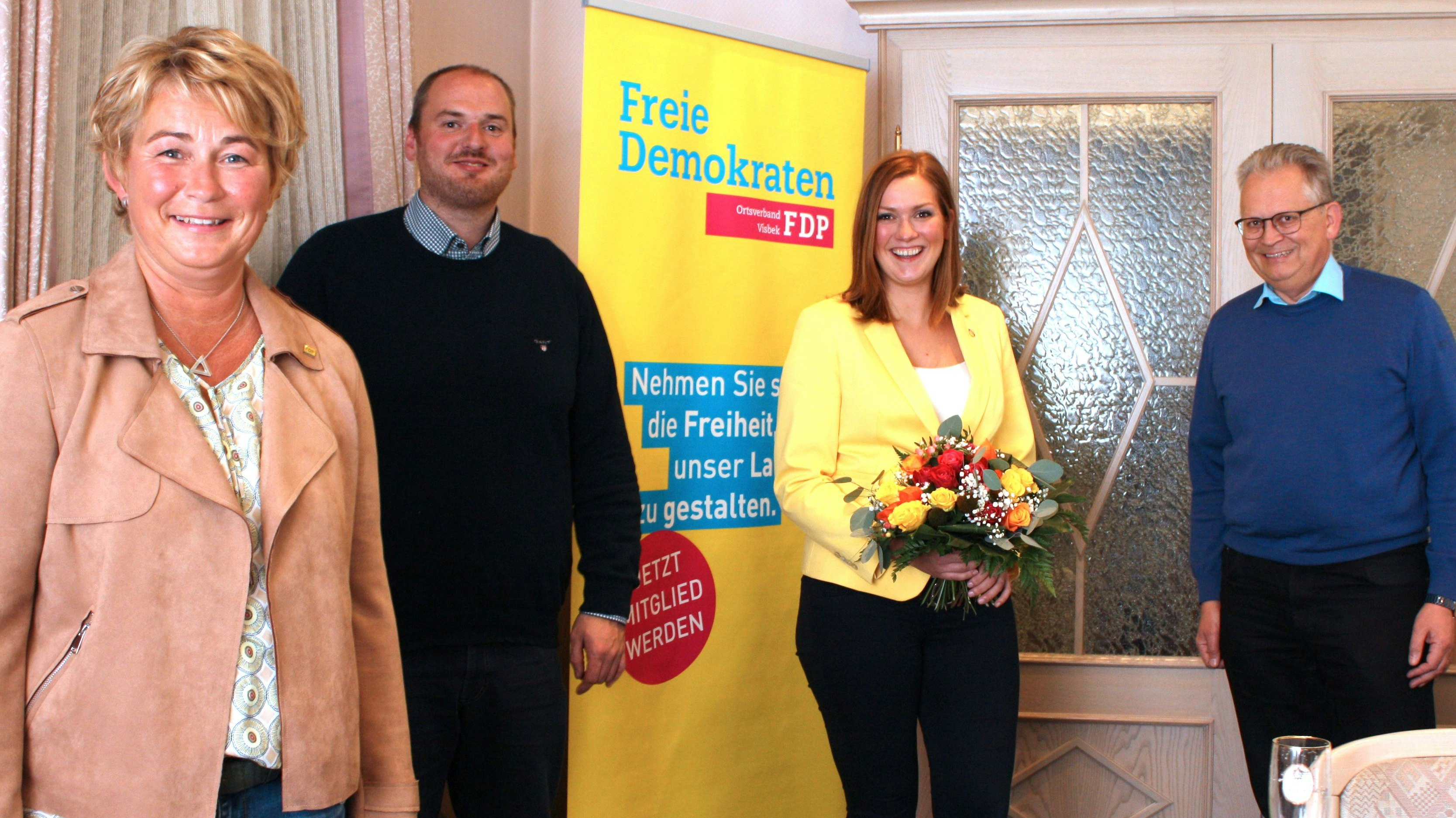 Bitte lächeln: Der neue FDP-Vorstand (von links) mit Christel Kellermann (Ratsfrau und Beisitzerin), Peter Kuhlmann (stellvertretender Vorsitzender), Anja Muhle (Vorsitzende) und Jörg Kasten (Schatzmeister). Es fehlt Beisitzer Reinhold Batke. Foto: Mlinarzik <br>