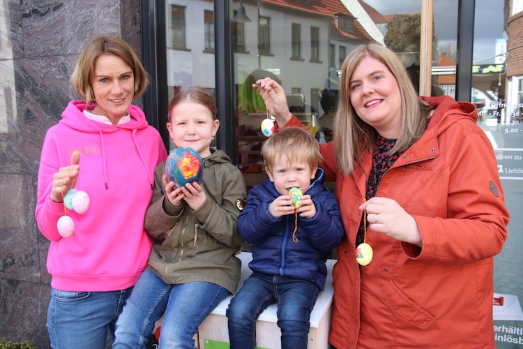 Auf viele bunt angemalte oder dekorierte Eier hoffen (von links) Anne Rechtien (Coole Kids) sowie Freya, Erik und Eva Maria Deutschländer. Foto: Lammert