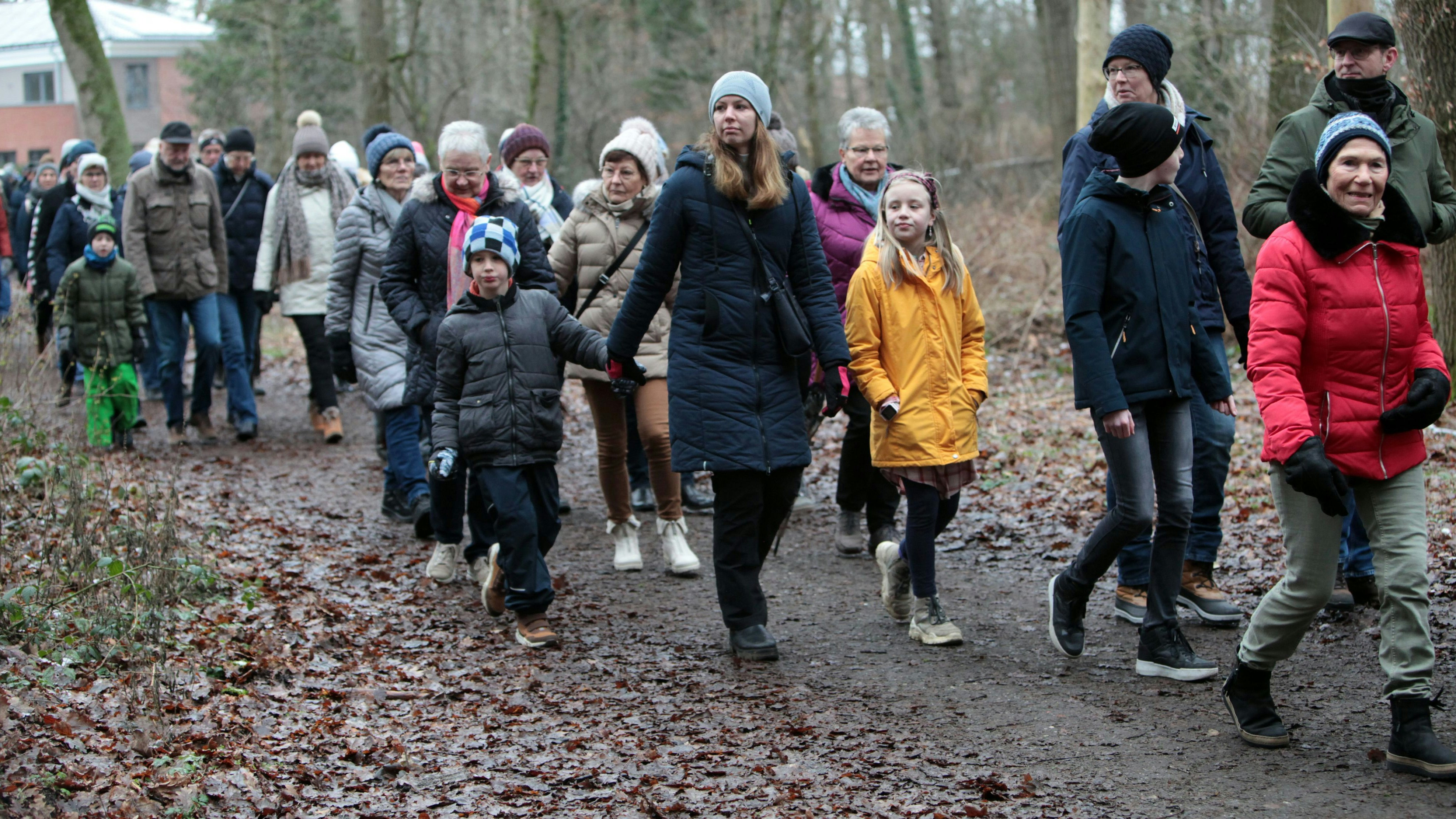 Gemeinsam durch den Wald: Die große Gruppe blieb auf der 6,5-Kilometer-Strecke dicht zusammen. Fotos: Schikora